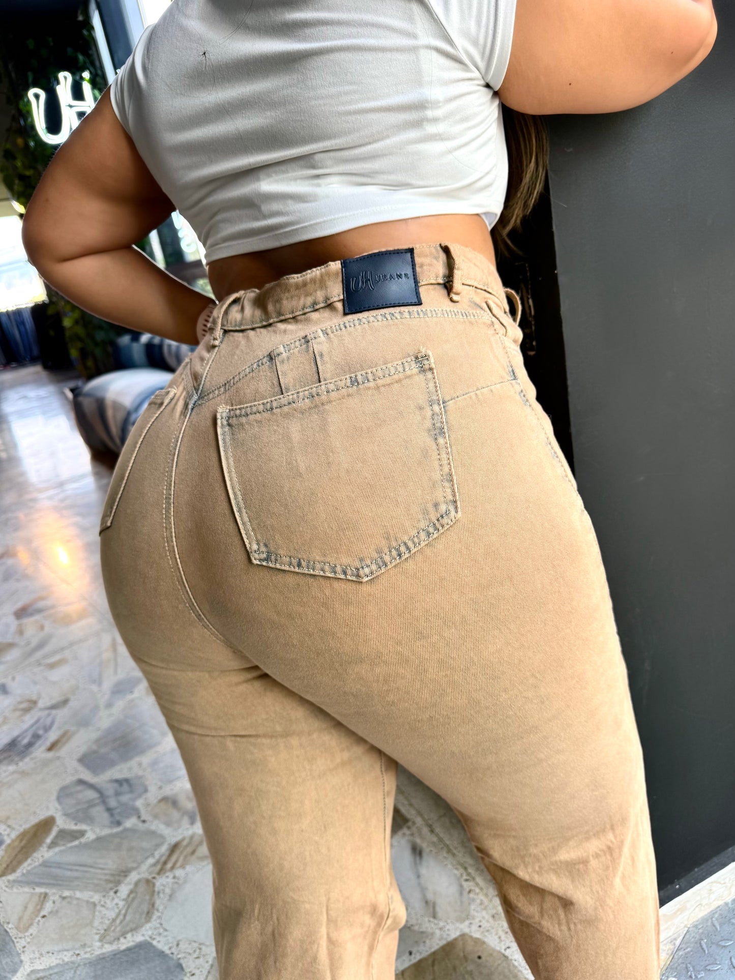 REF: 2518 MOM JEANS CURVY TIRO ALTO EN TELA DENIM RÍGIDO EN TONO MATIZADO CAFE