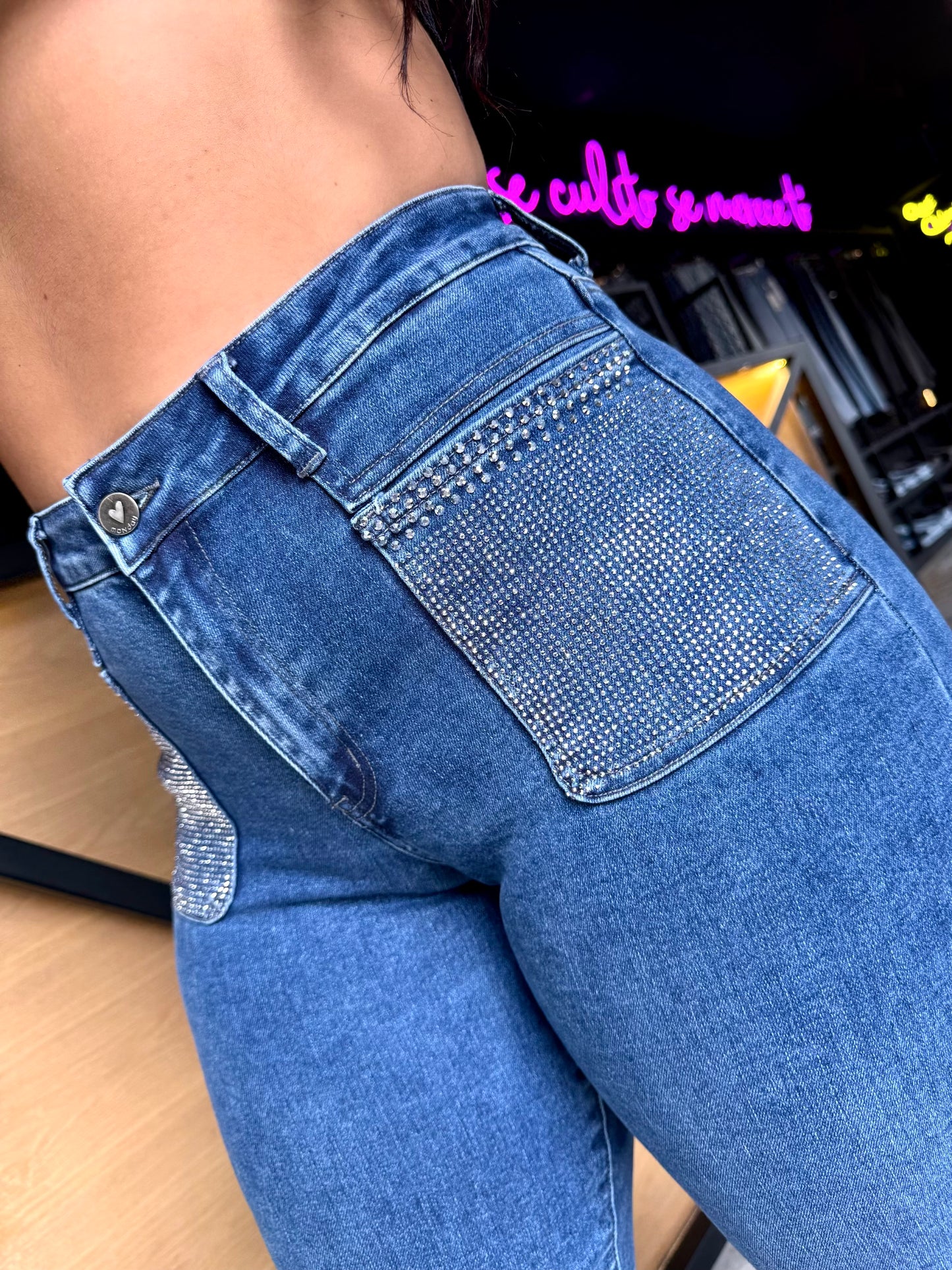 REF: 39282 BOTA RECTA CON PIEDRAS BRILLANTES, TIRO ALTO EN TELA DENIM FULL STRETCH