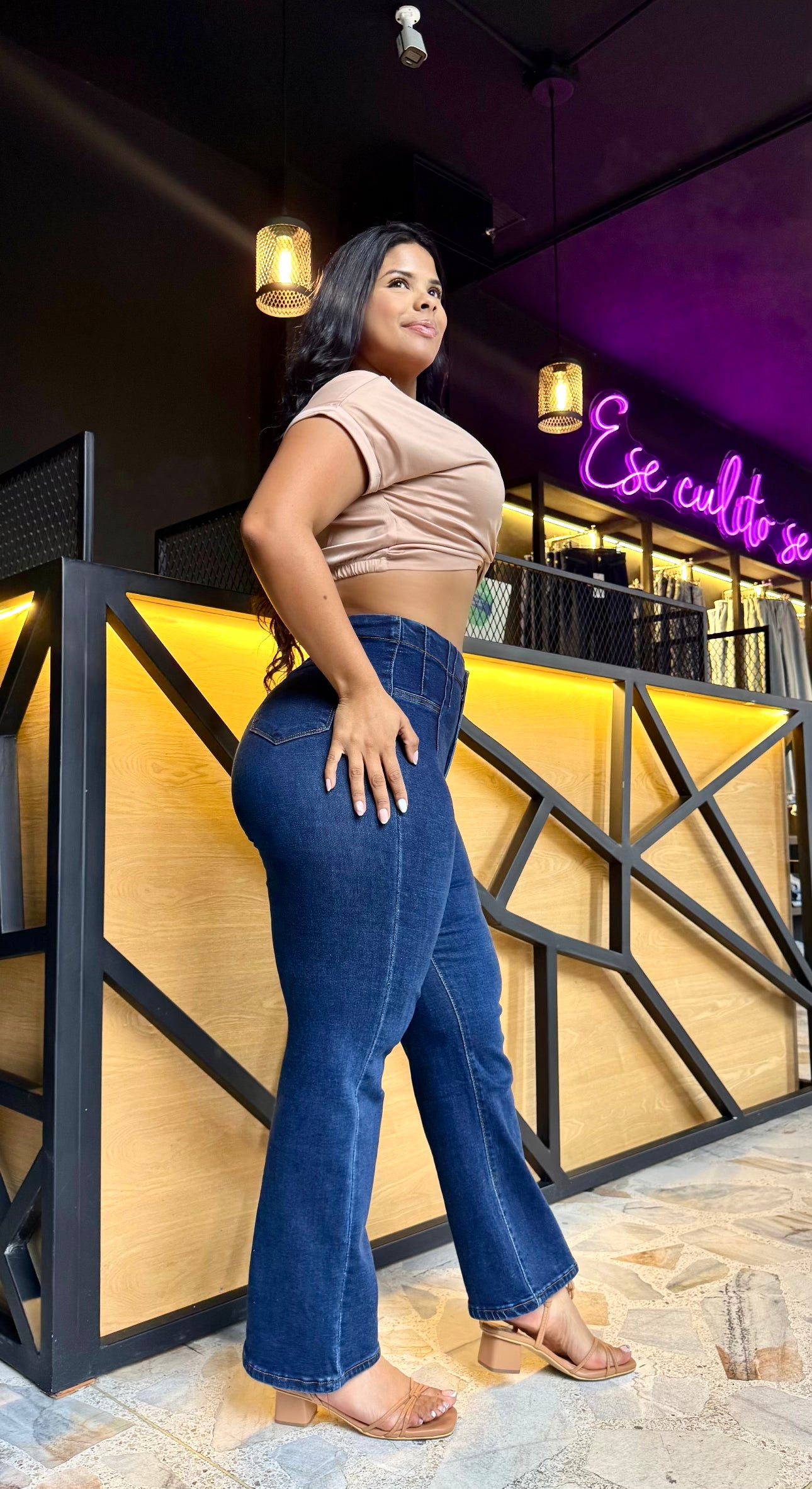 REF: 39451 BOTA RECTA CON PINZAS EFECTO LIPO Y PINZAS LEVANTA COLA, EN TELA DENIM STRETCH