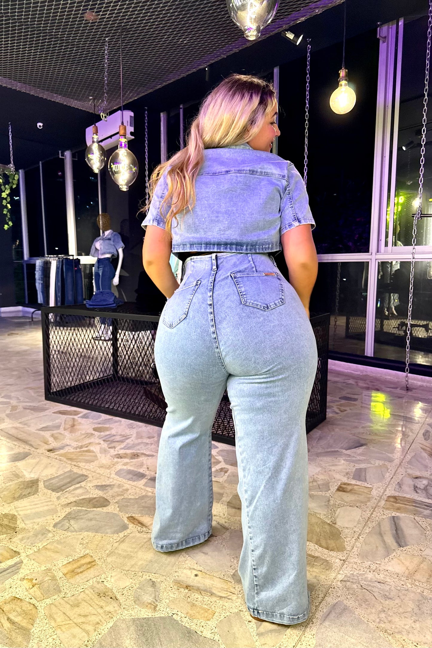 2501 JEAN BOTA RECTA CON FAJA, EFECTO CINTURA DE AVISPA CURVY