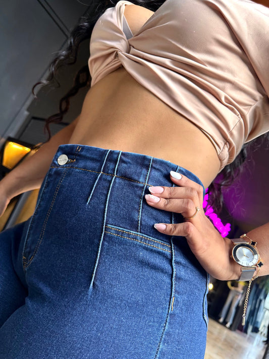 REF: 39451 BOTA RECTA CON PINZAS EFECTO LIPO Y PINZAS LEVANTA COLA, EN TELA DENIM STRETCH