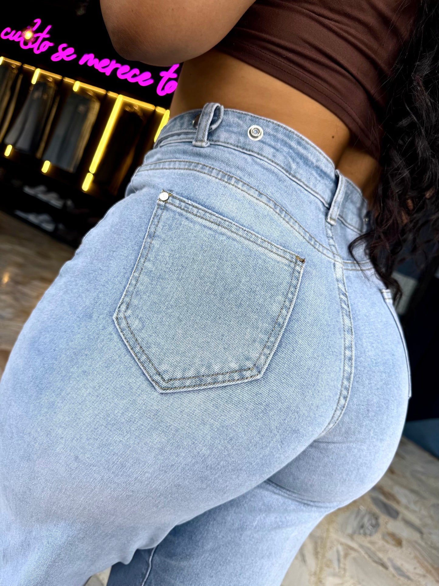 REF: 39099 ESTILO BARREL EN TELA DENIM STRETCH, TIRO ALTO CON REGULADOR EN LA CINTURA