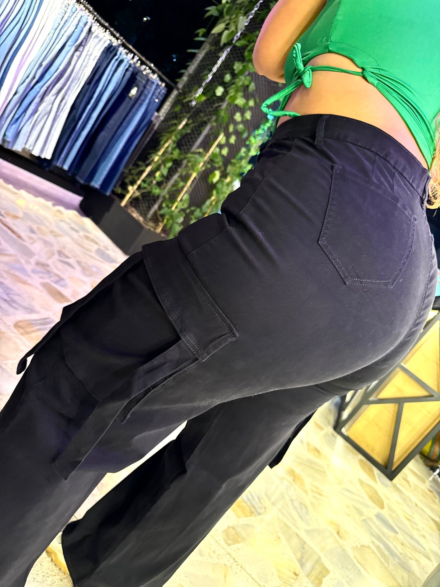 2502- CARGO CURVY NEGRO CON PINZAS LEVANTA COLA TIRO ALTO STRETCH