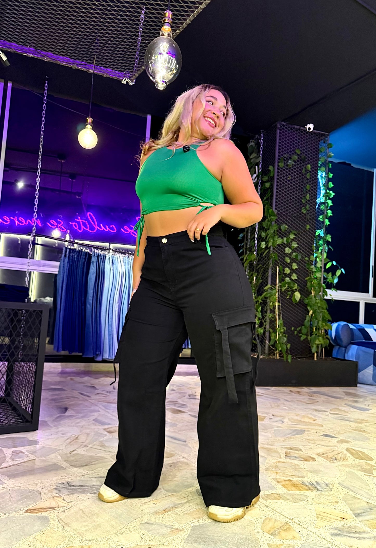 2502- CARGO CURVY NEGRO CON PINZAS LEVANTA COLA TIRO ALTO STRETCH