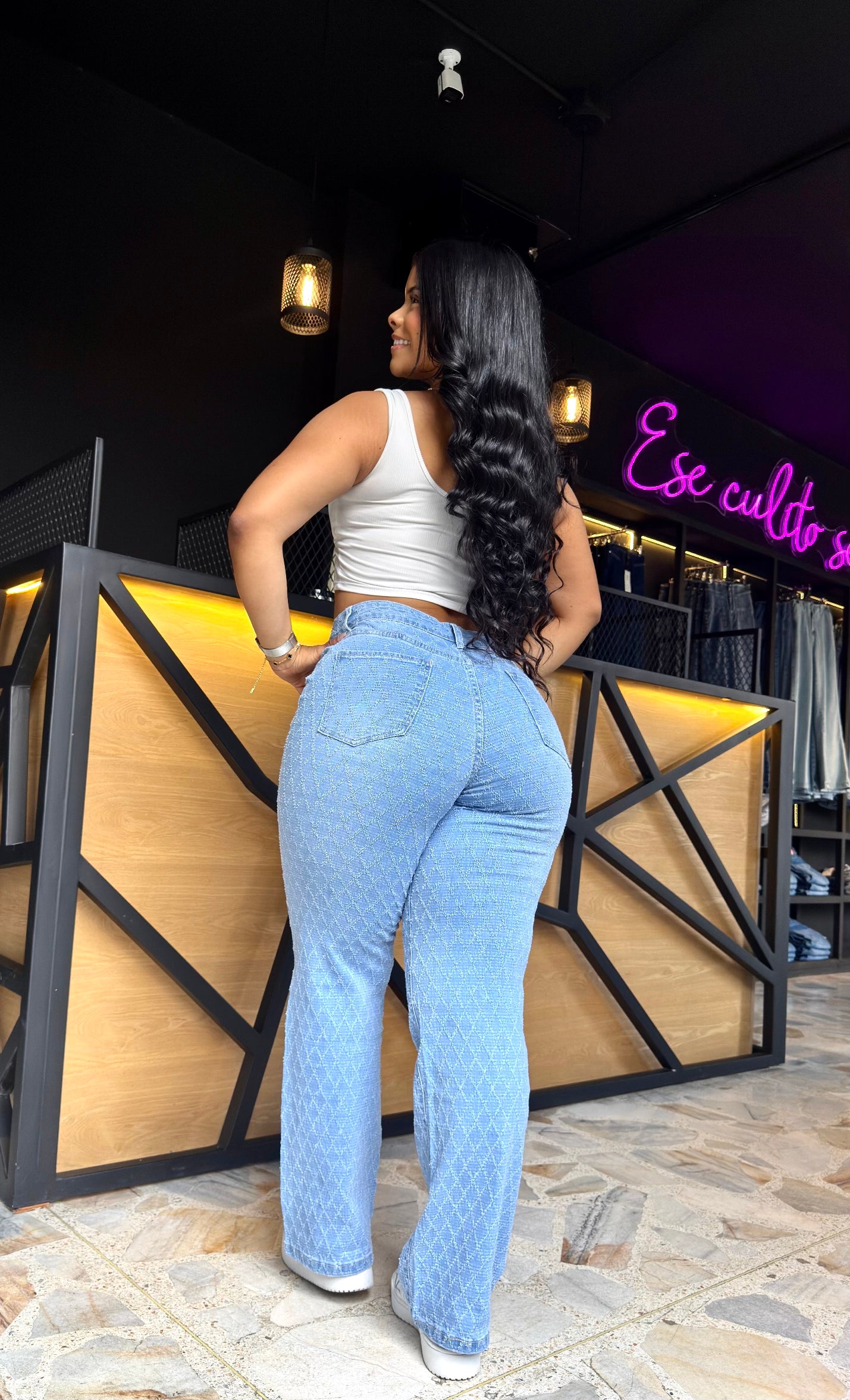 REF: 39412 DENIM STRETCH EN CORTE RECTO CON PIEDRA BRILLANTE Y DETALLE EN LA TELA TIPO DIAMANTE