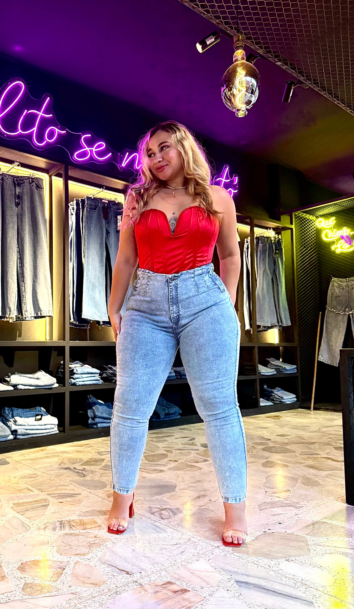 REF: 2500 EFECTO LIPO CON PINZAS LEVANTA COLA EN TELA DENIM FULL STRETCH AZUL CLARO
