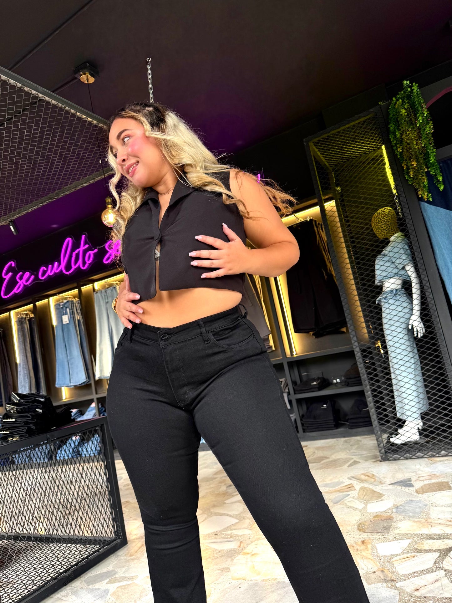REF: 39432 FLARE NEGRO CURVY TIRO ALTO EN TELA DENIM STRETCH