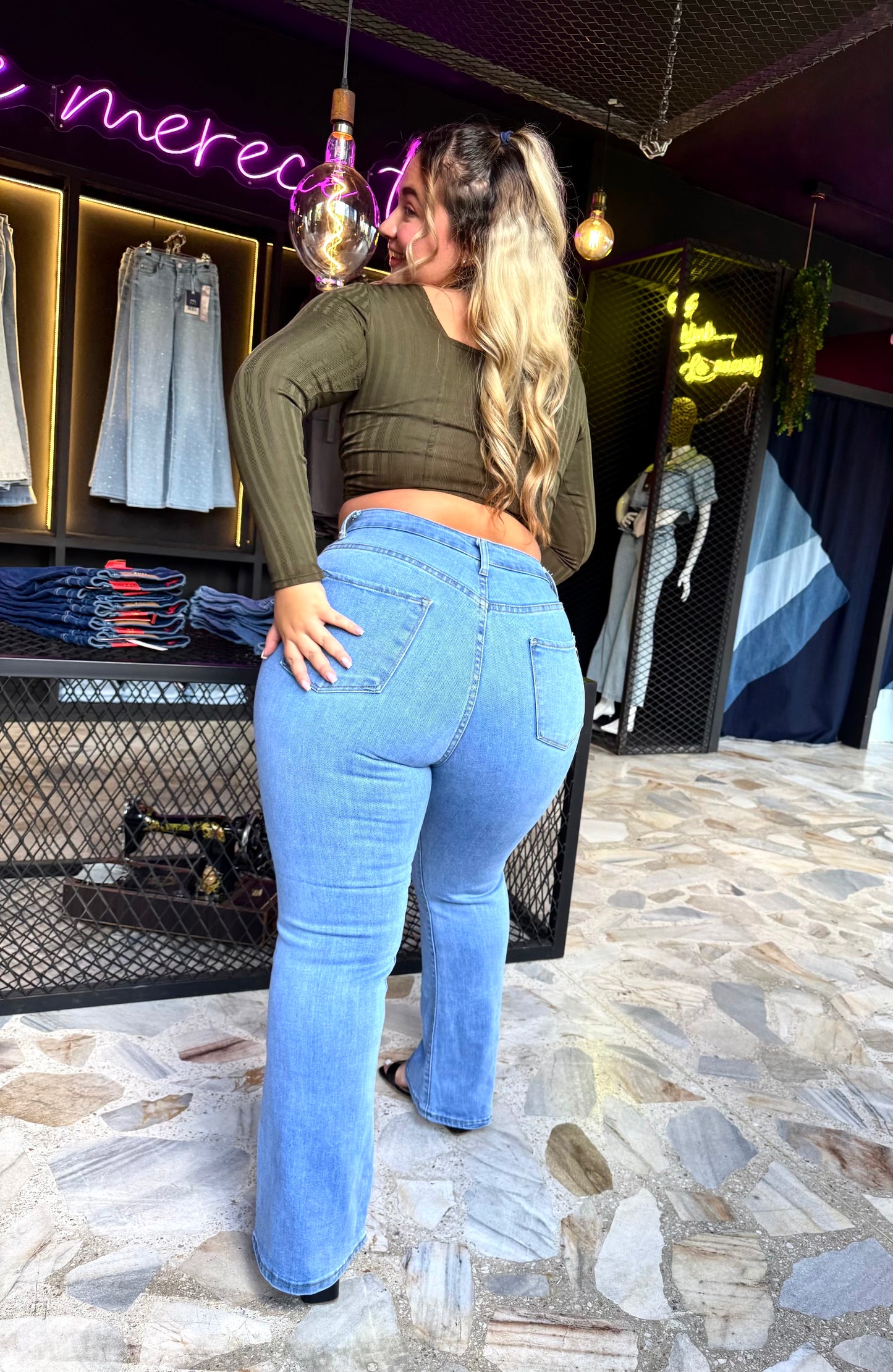 REF: 38598 BOTA RECTA CURVY, TIRO ALTO EN TELA DENIM FULL STRETCH