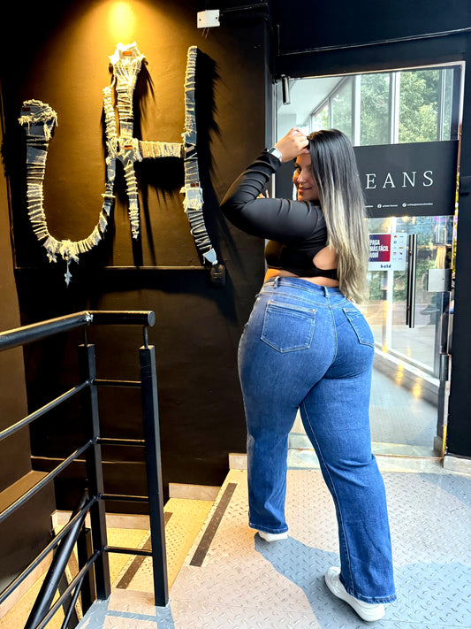 REF: 97625 BOTA RECTA CURVY, TIRO ALTO EN TELA DENIM STRETCH, LEVANTA COLA