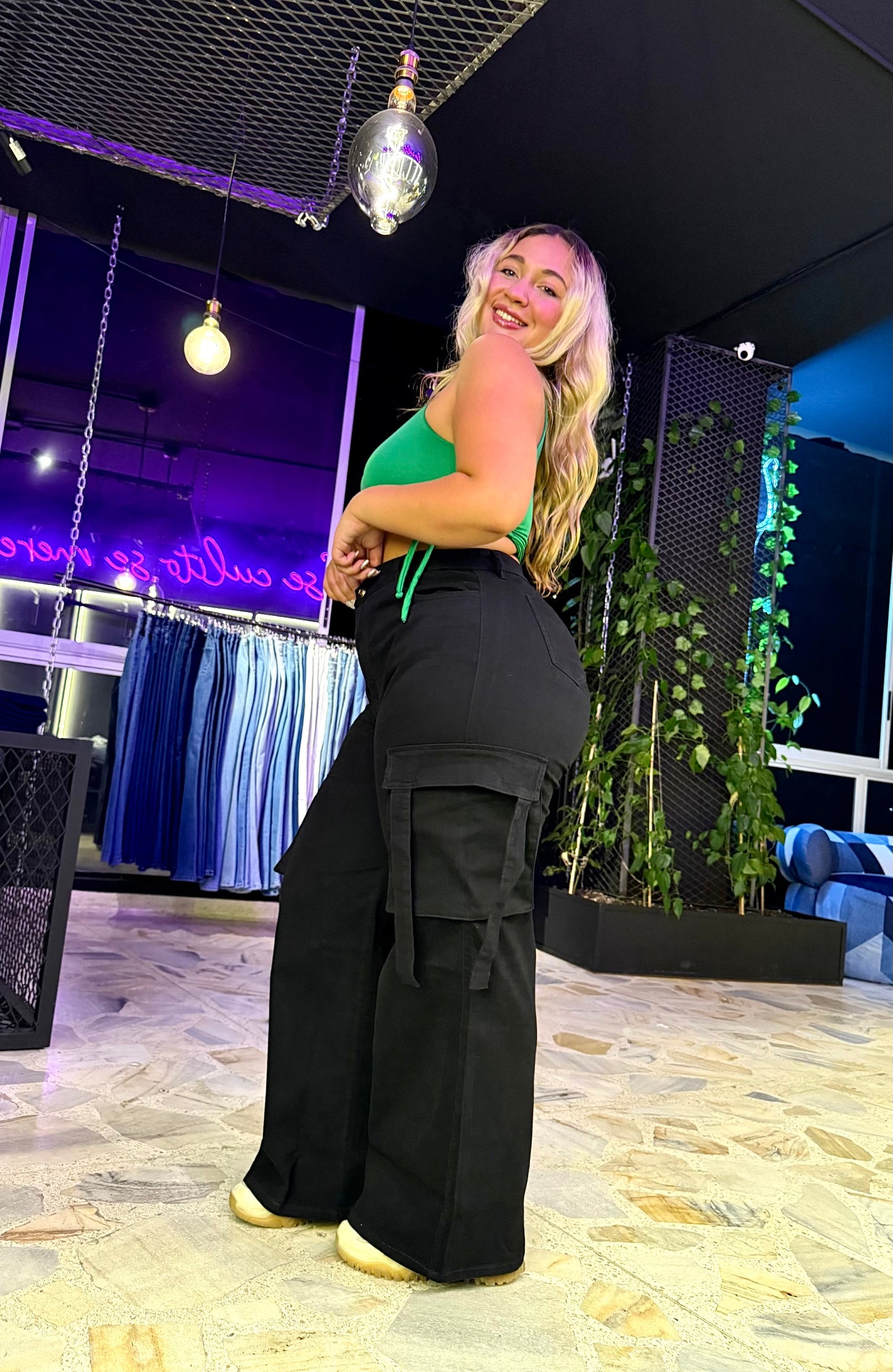2502- CARGO CURVY NEGRO CON PINZAS LEVANTA COLA TIRO ALTO STRETCH