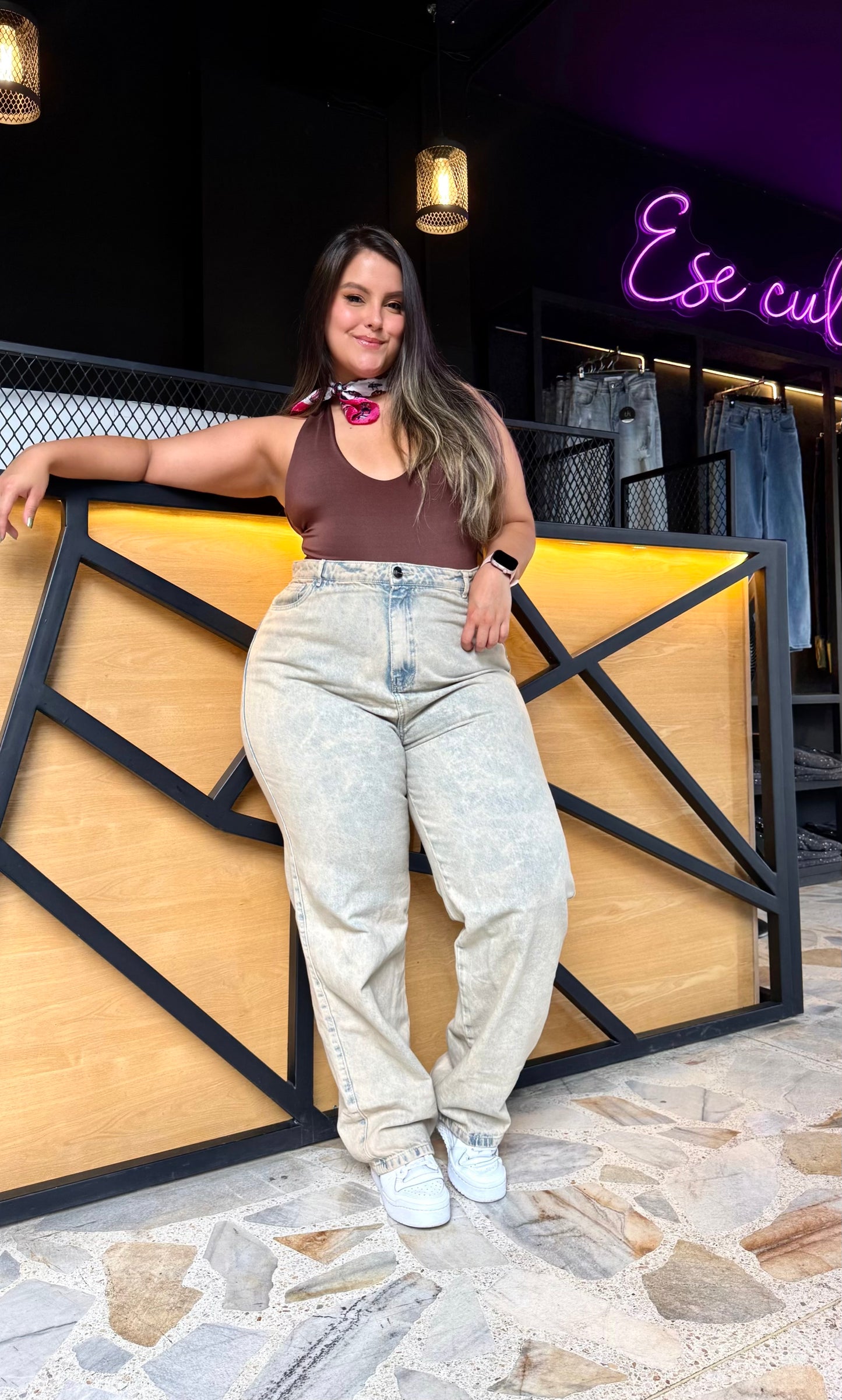 REF: 2517 (PREVENTA) MOM JEANS CURVY TIRO ALTO EN TELA DENIM RÍGIDO EN TONO MATIZADO CAFÉ AZULADO