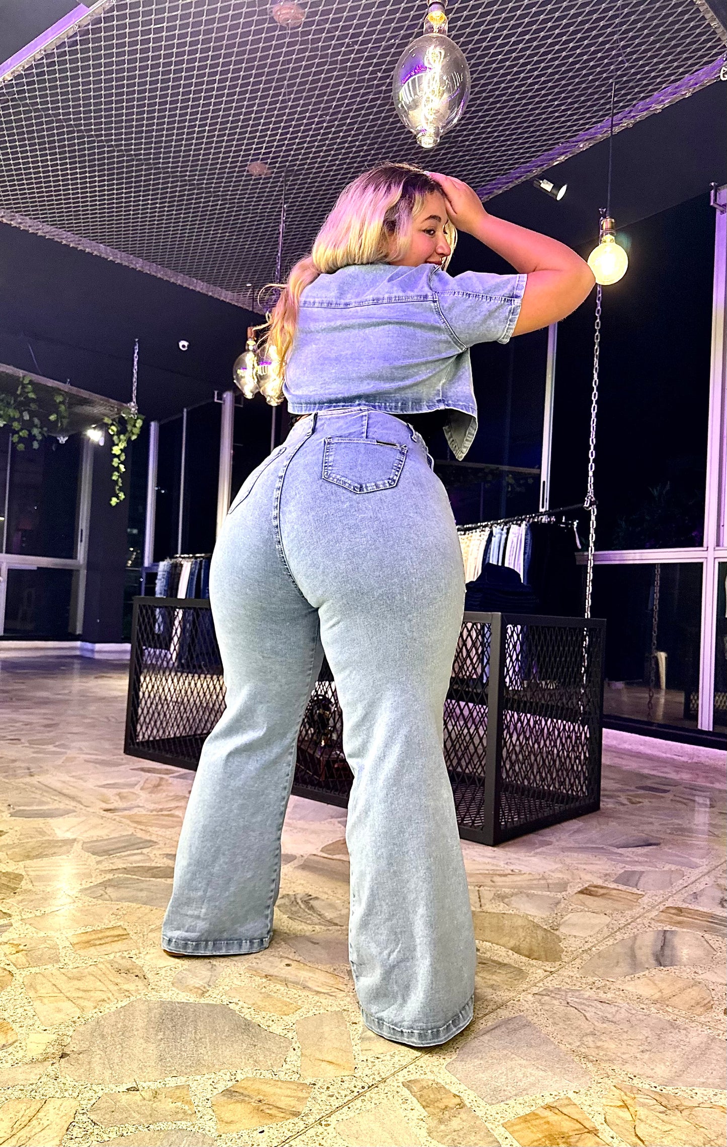 2501 JEAN BOTA RECTA CON FAJA, EFECTO CINTURA DE AVISPA CURVY