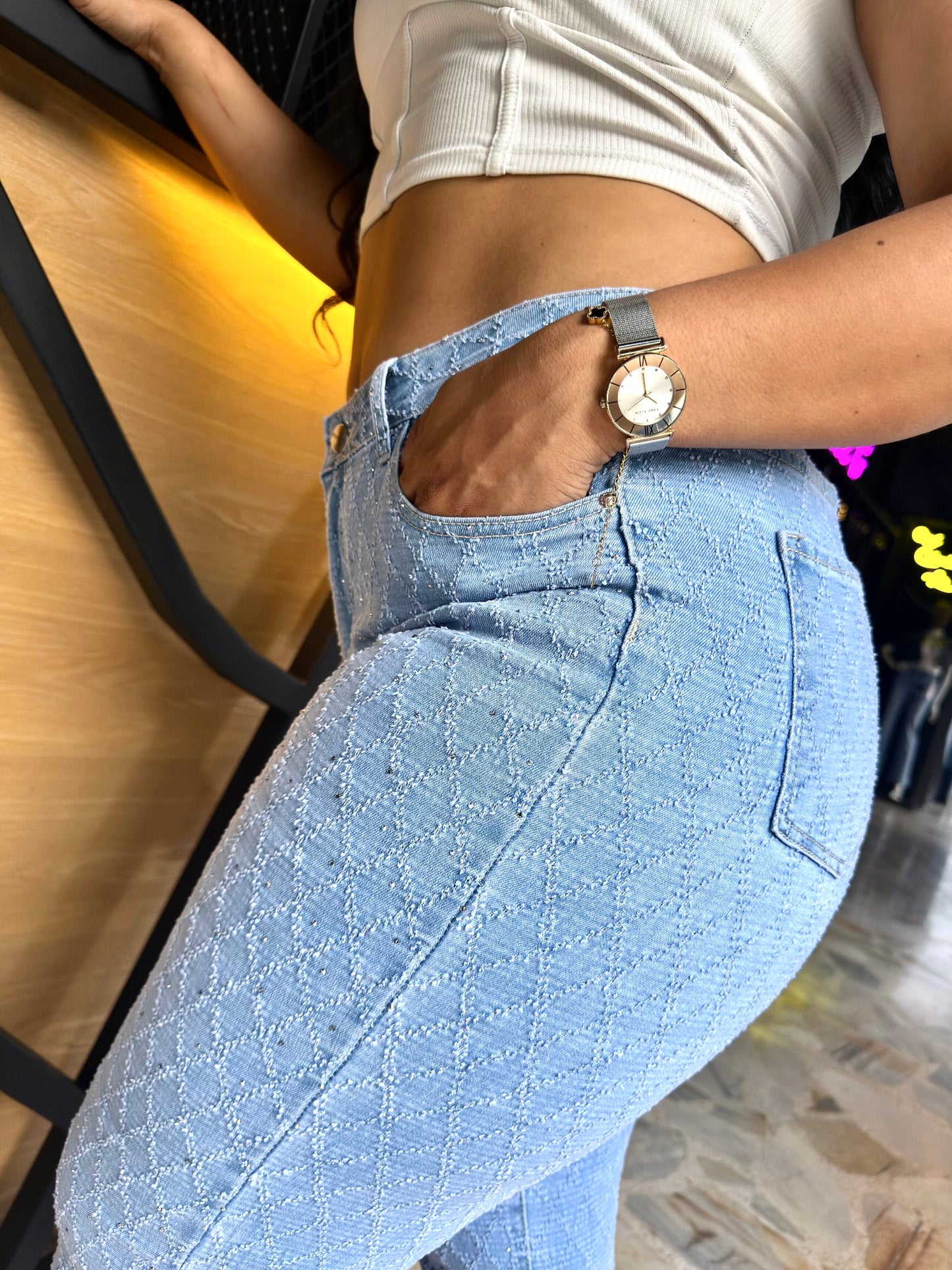 REF: 39412 DENIM STRETCH EN CORTE RECTO CON PIEDRA BRILLANTE Y DETALLE EN LA TELA TIPO DIAMANTE