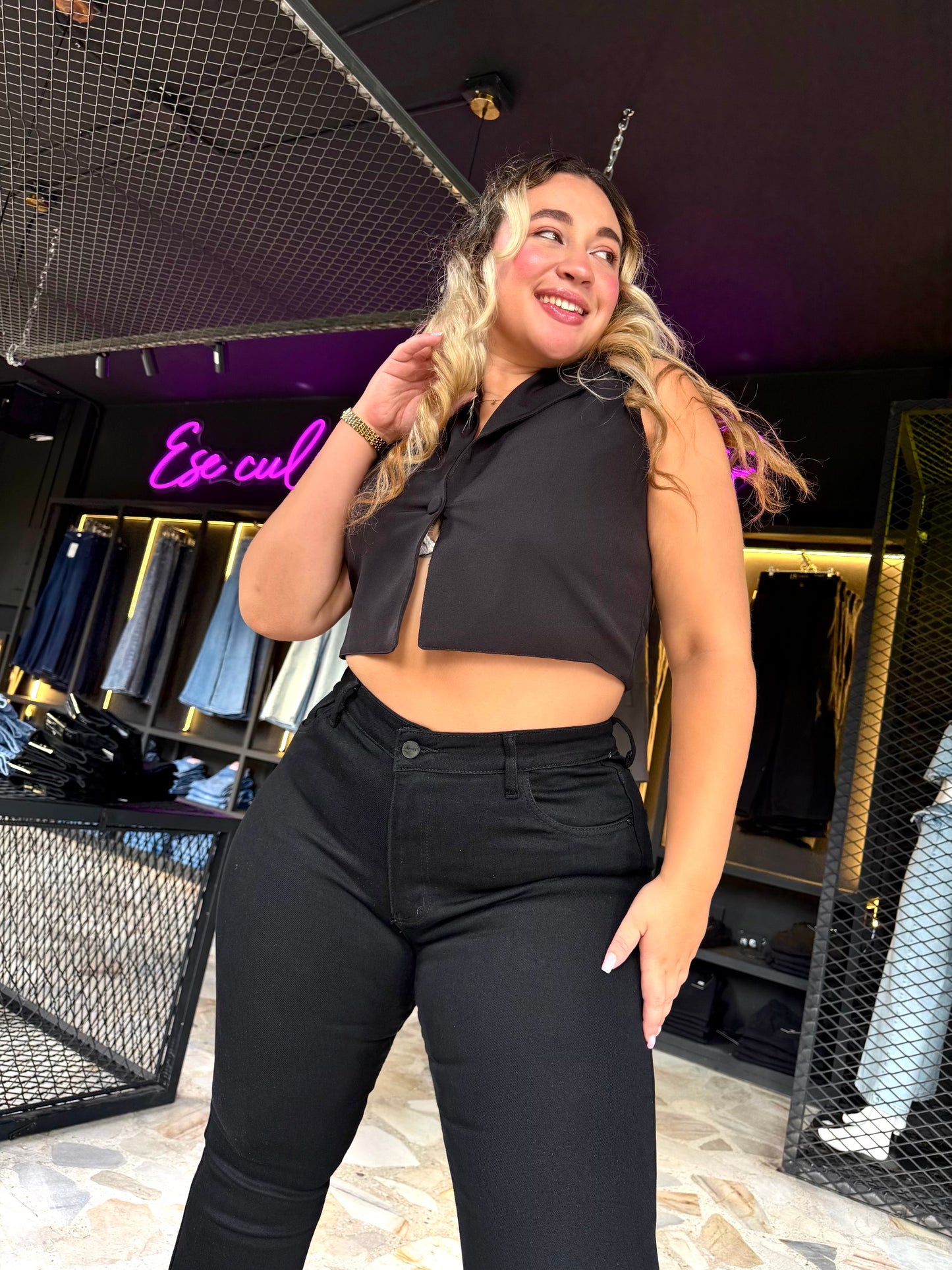 REF: 39432 FLARE NEGRO CURVY TIRO ALTO EN TELA DENIM STRETCH