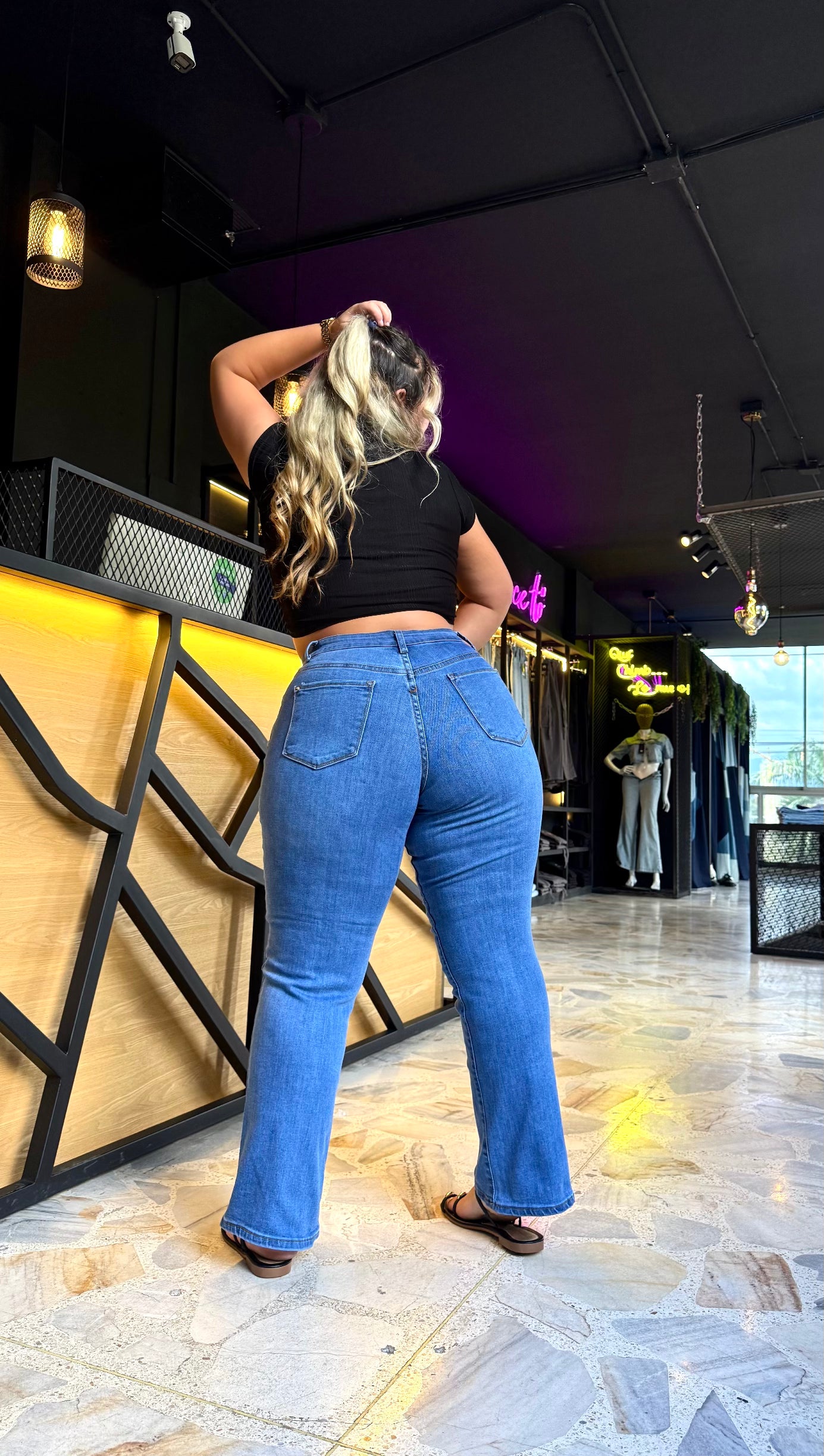 REF: 38699 BOTA RECTA CURVY, TIRO ALTO EN TELA DENIM FULL STRETCH