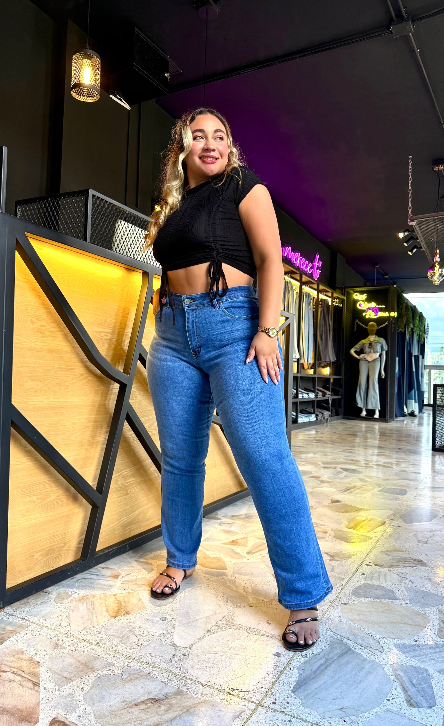 REF: 38699 BOTA RECTA CURVY, TIRO ALTO EN TELA DENIM FULL STRETCH
