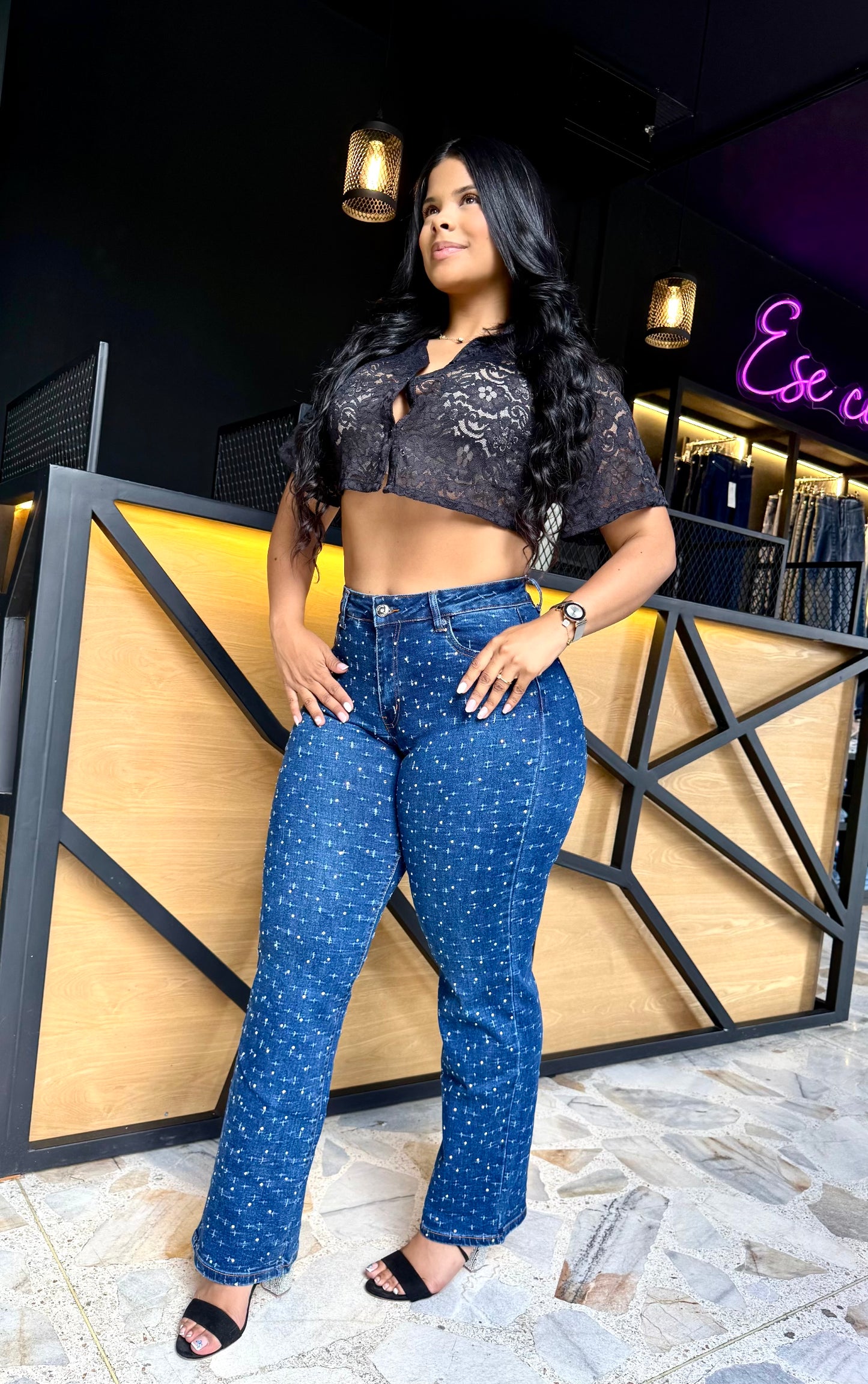 REF: 37637 DENIM RECTO TIRO ALTO CON PIEDRAS BRILLANTES TORNASOL, FULL STRETCH