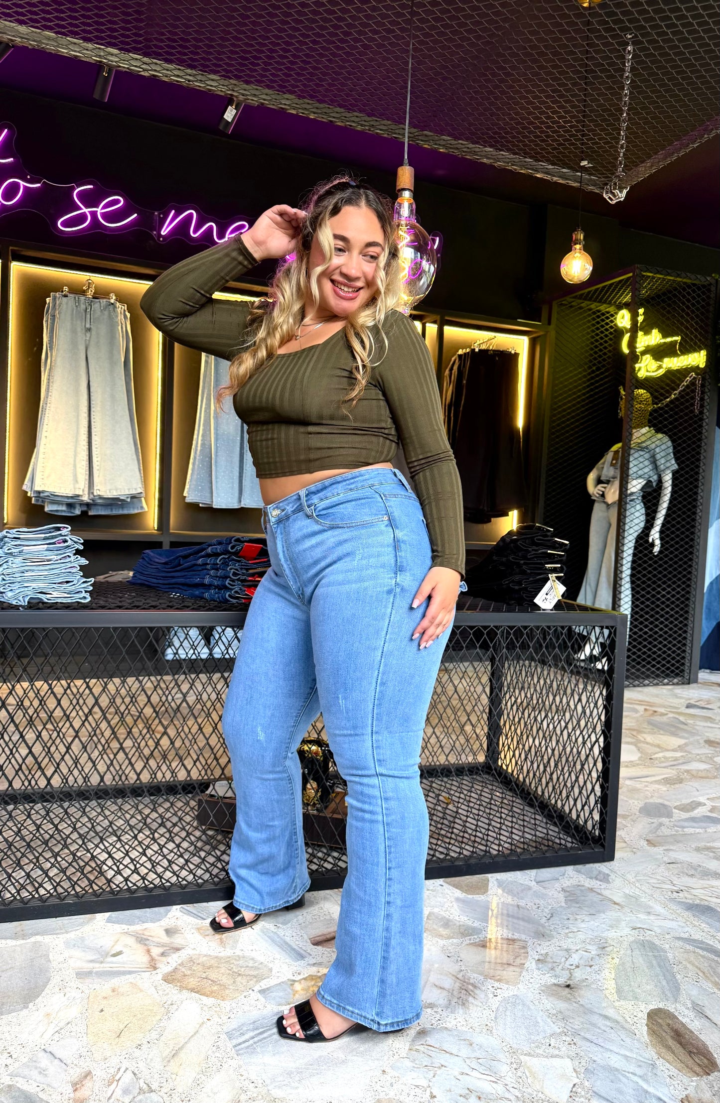 REF: 38598 BOTA RECTA CURVY, TIRO ALTO EN TELA DENIM FULL STRETCH