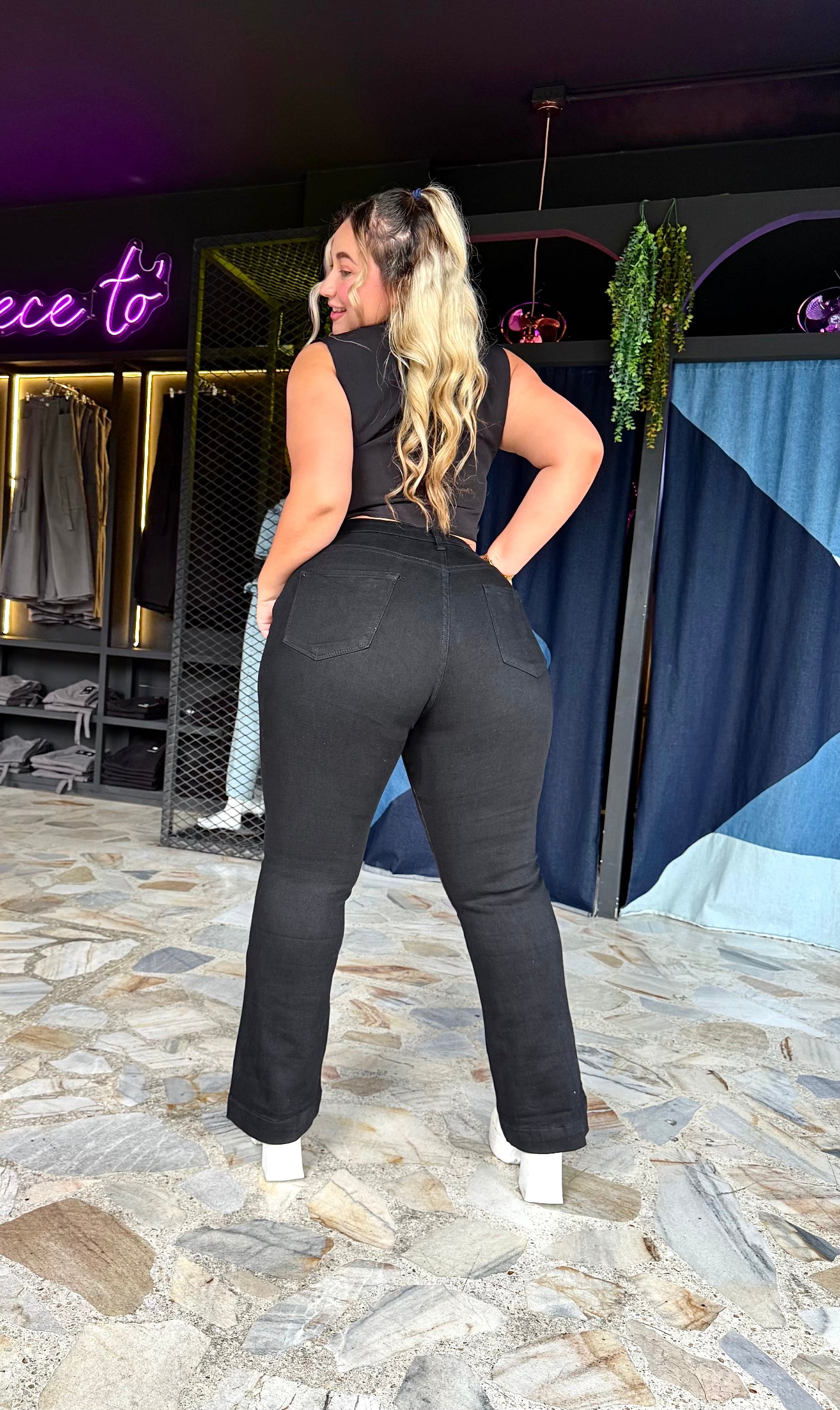 REF: 39432 FLARE NEGRO CURVY TIRO ALTO EN TELA DENIM STRETCH