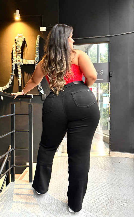 REF: 97956 JEAN RECTO CURVY TIRO ALTO, EN TELA DENIM FULL STRETCH COLOR NEGRO
