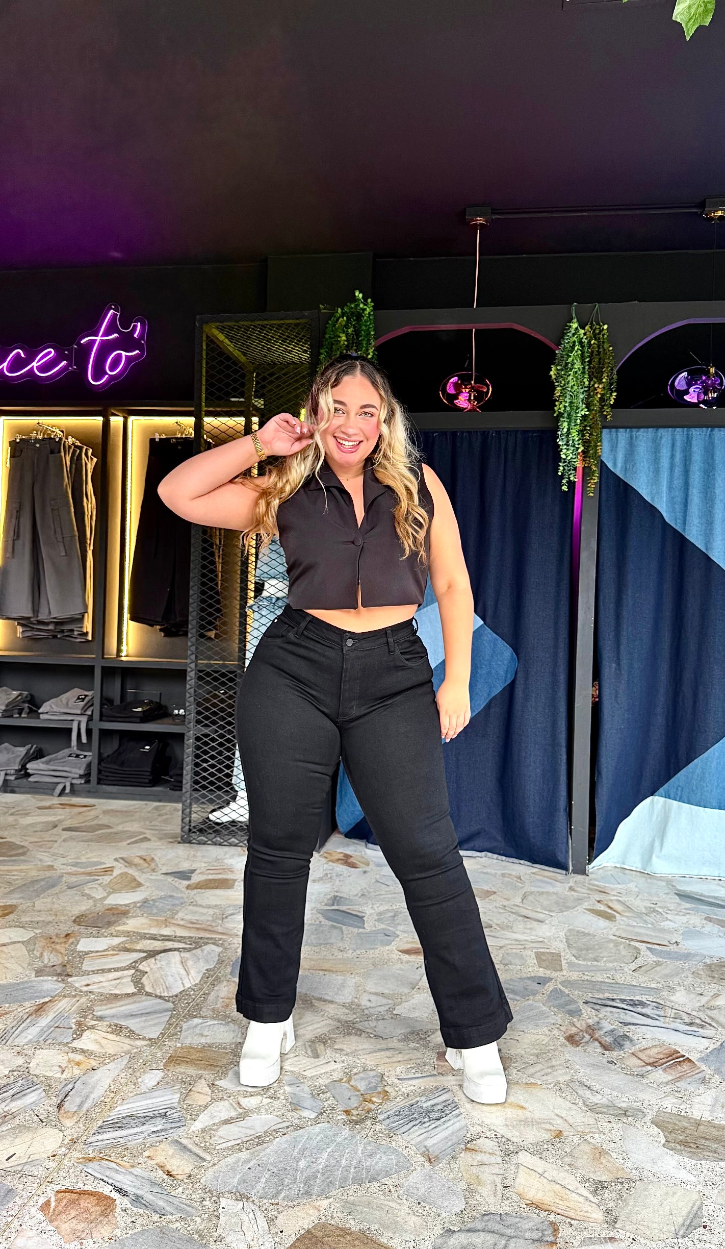 REF: 39432 FLARE NEGRO CURVY TIRO ALTO EN TELA DENIM STRETCH