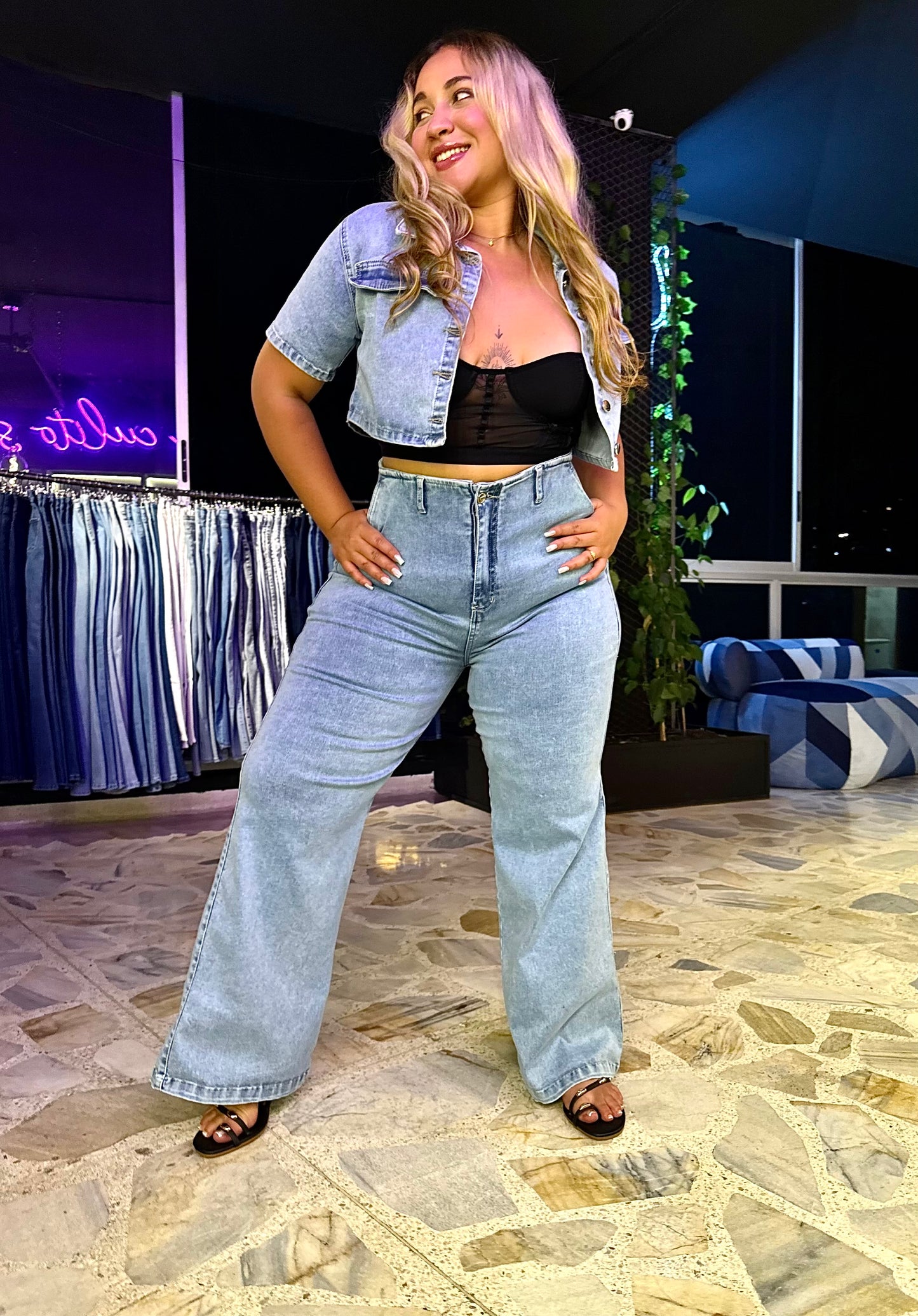 2501 JEAN BOTA RECTA CON FAJA, EFECTO CINTURA DE AVISPA CURVY
