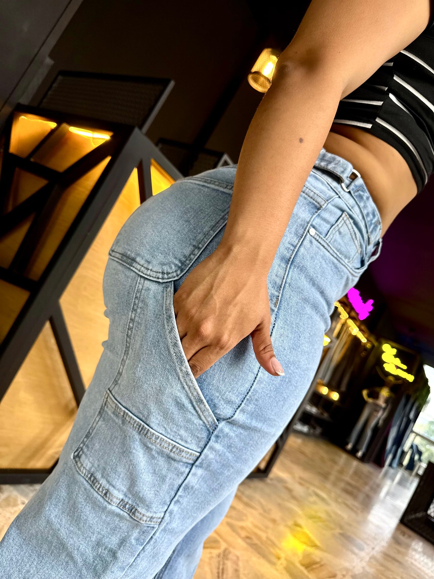 REF: 39094 ESTILO BARREL RECTO, TIRO ALTO EN TELA DENIM STRETCH