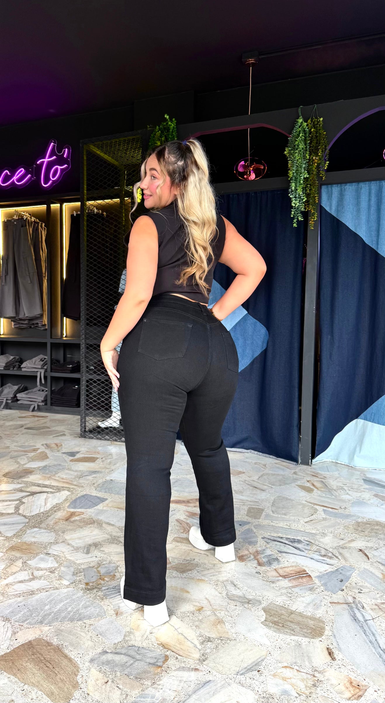 REF: 39432 FLARE NEGRO CURVY TIRO ALTO EN TELA DENIM STRETCH