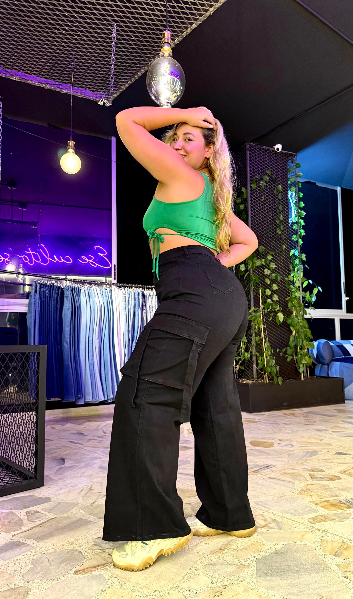 2502- CARGO CURVY NEGRO CON PINZAS LEVANTA COLA TIRO ALTO STRETCH