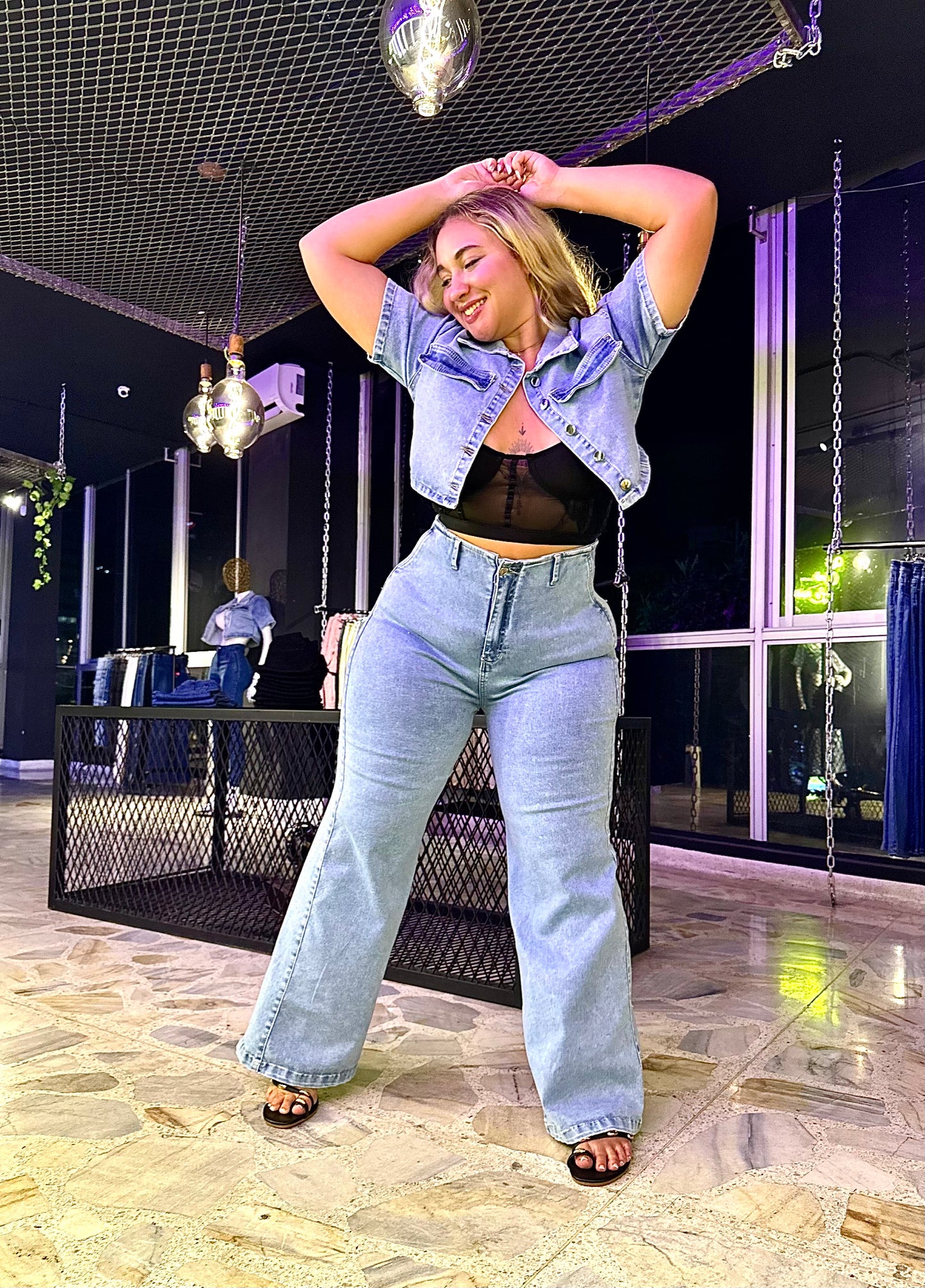 2501 JEAN BOTA RECTA CON FAJA, EFECTO CINTURA DE AVISPA CURVY