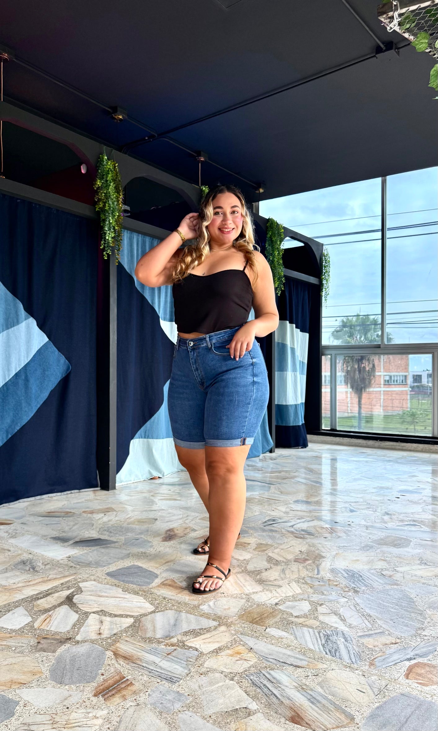 REF: 38423 SHORT CURVY TIRO ALTO EN TELA DENIM FULL STRETCH