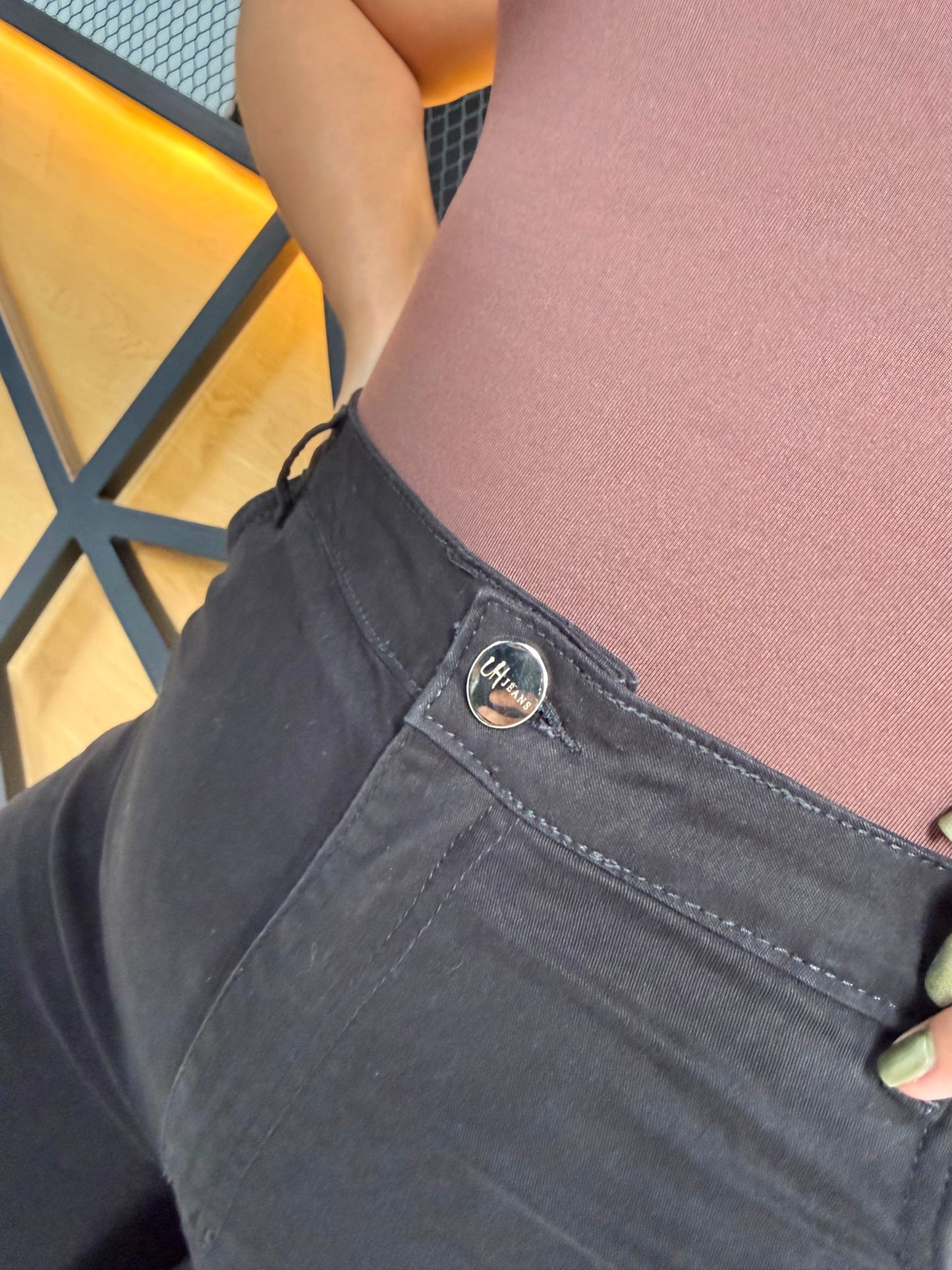 REF: 2516 CARGO NEGRO CURVY CON PINZAS LEVANTA COLA EN TELA DRILL PRIMIUM STRETCH