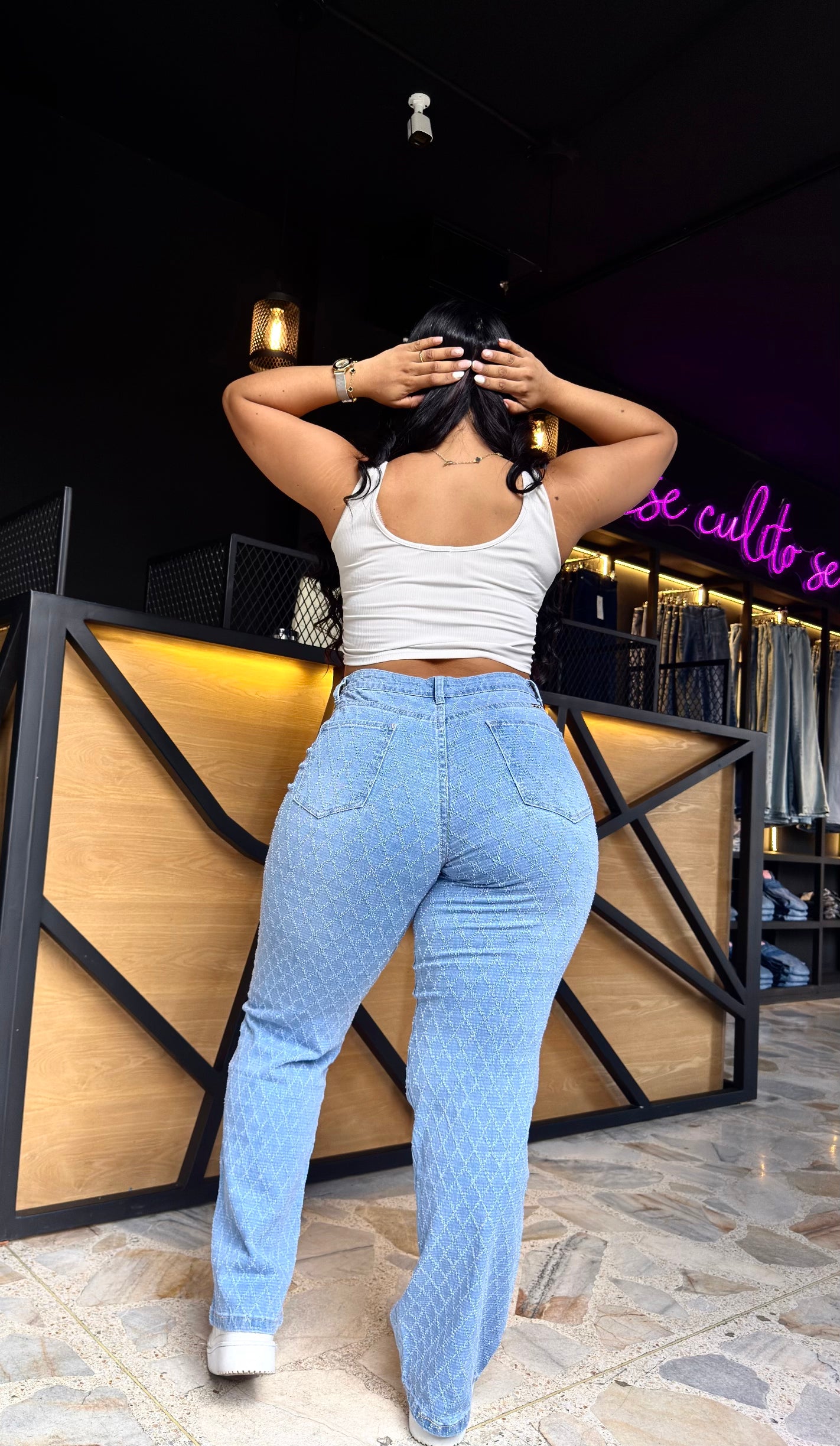 REF: 39412 DENIM STRETCH EN CORTE RECTO CON PIEDRA BRILLANTE Y DETALLE EN LA TELA TIPO DIAMANTE