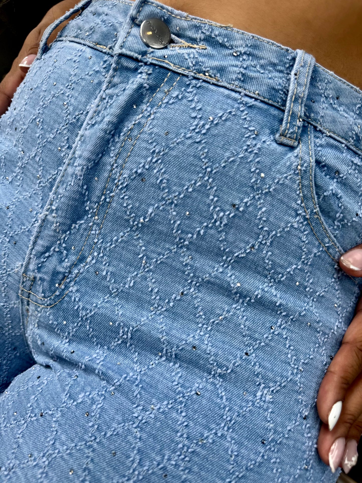 REF: 39412 DENIM STRETCH EN CORTE RECTO CON PIEDRA BRILLANTE Y DETALLE EN LA TELA TIPO DIAMANTE