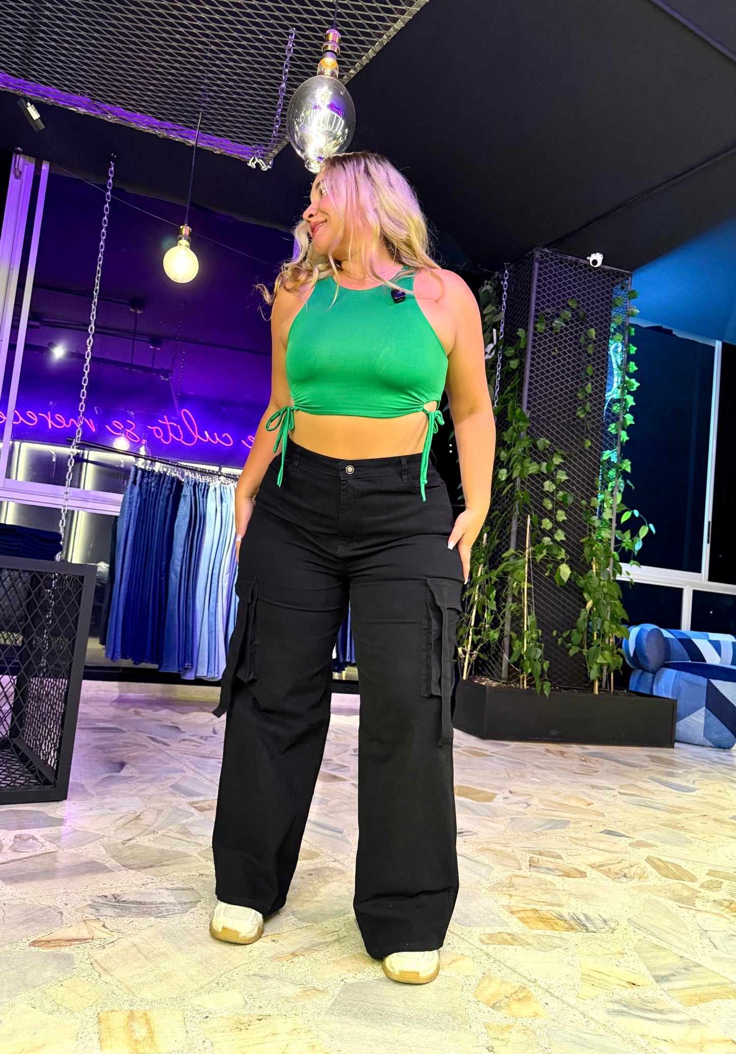 2502- CARGO CURVY NEGRO CON PINZAS LEVANTA COLA TIRO ALTO STRETCH