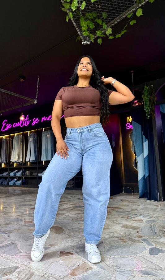 REF: 39099 ESTILO BARREL EN TELA DENIM STRETCH, TIRO ALTO CON REGULADOR EN LA CINTURA