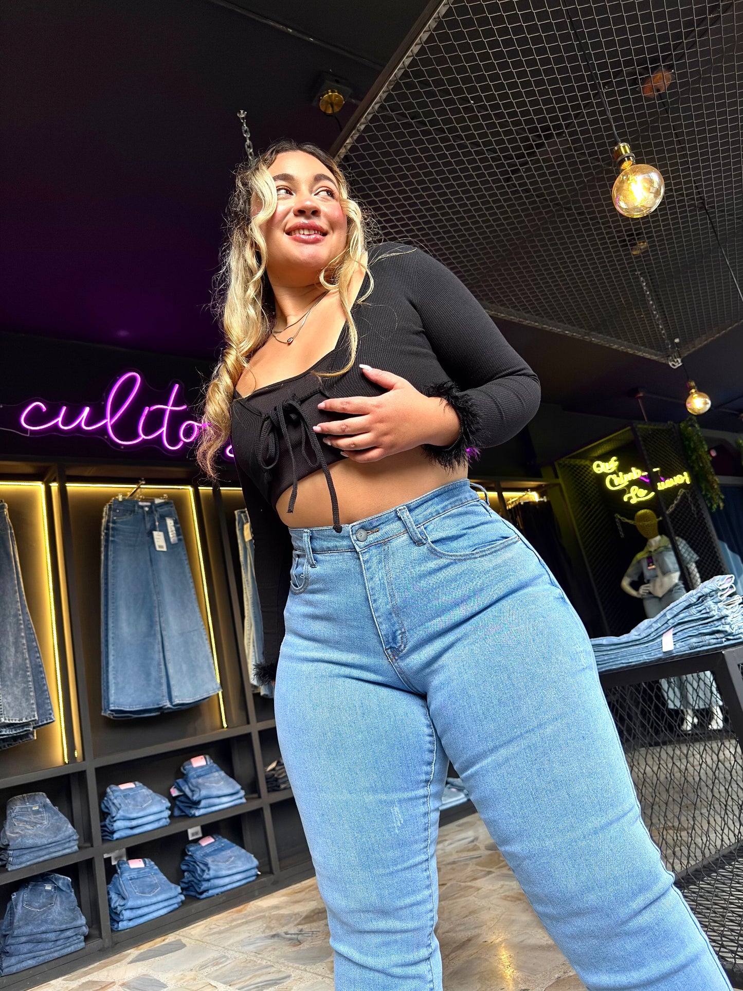 REF: 38702 BOTA RECTA CURVY TIRO ALTO EN TELA DENIM FULL STRETCH