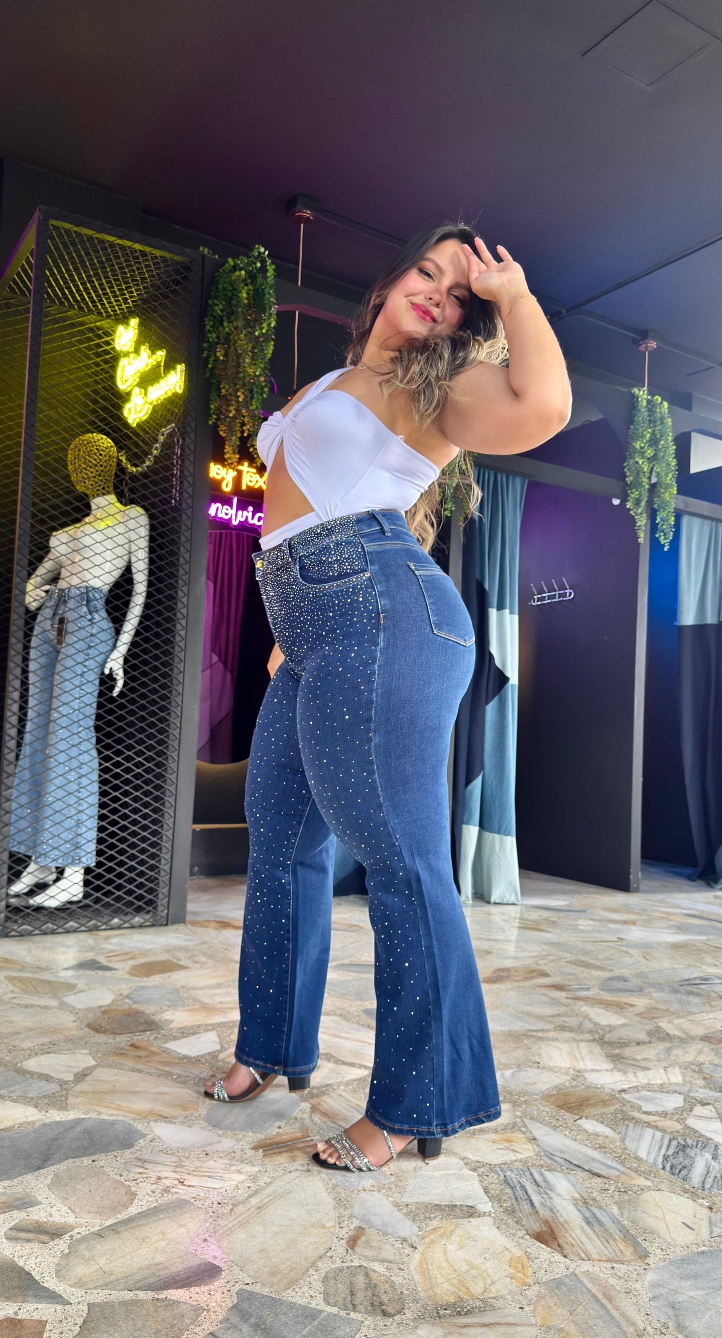REF: 97719 RECTO CURVY CON PIEDRAS BRILLANTES POR DELANTE, TIRO ALTO EN TELA DENIM FULL STRETCH