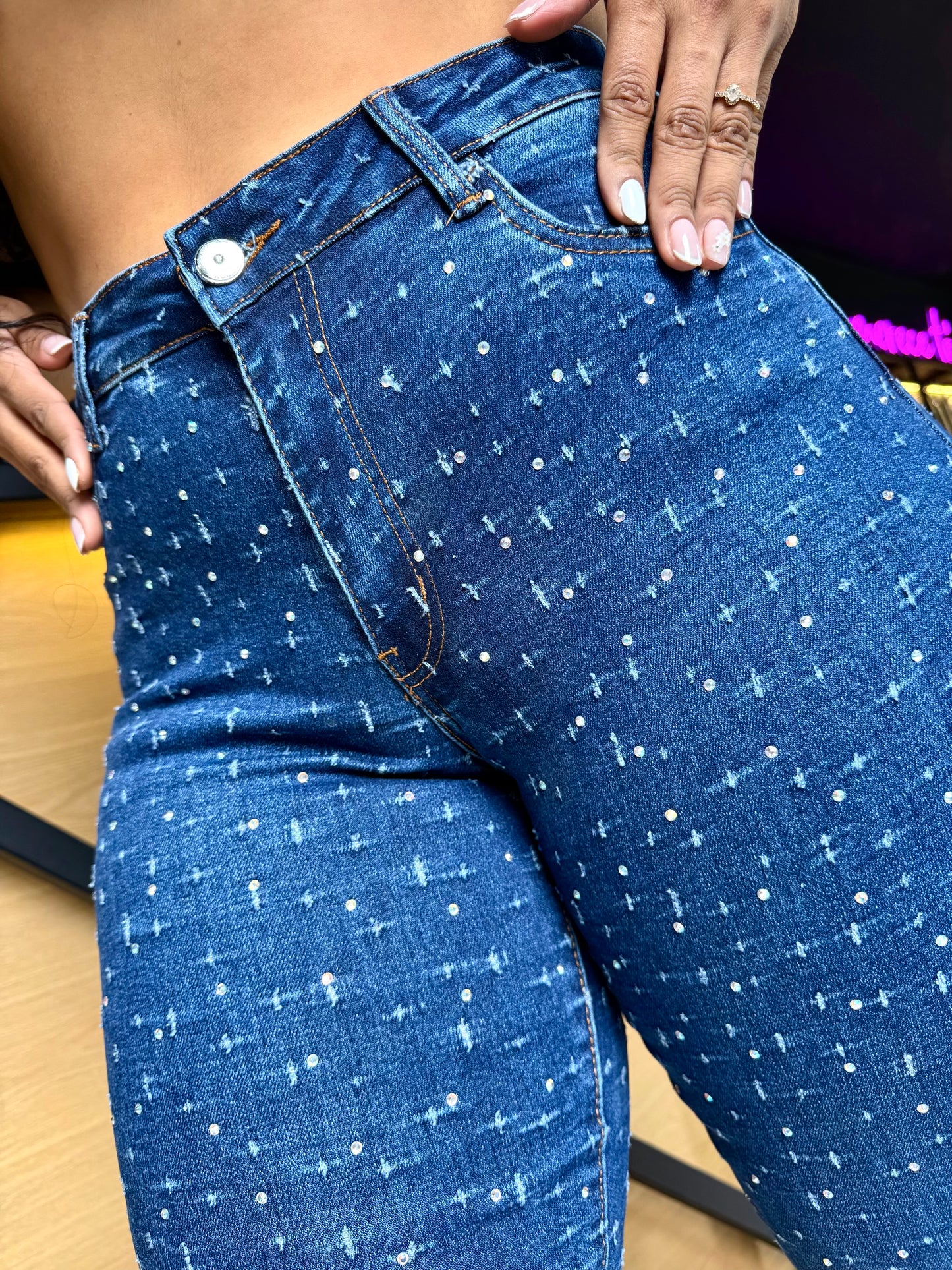 REF: 37637 DENIM RECTO TIRO ALTO CON PIEDRAS BRILLANTES TORNASOL, FULL STRETCH
