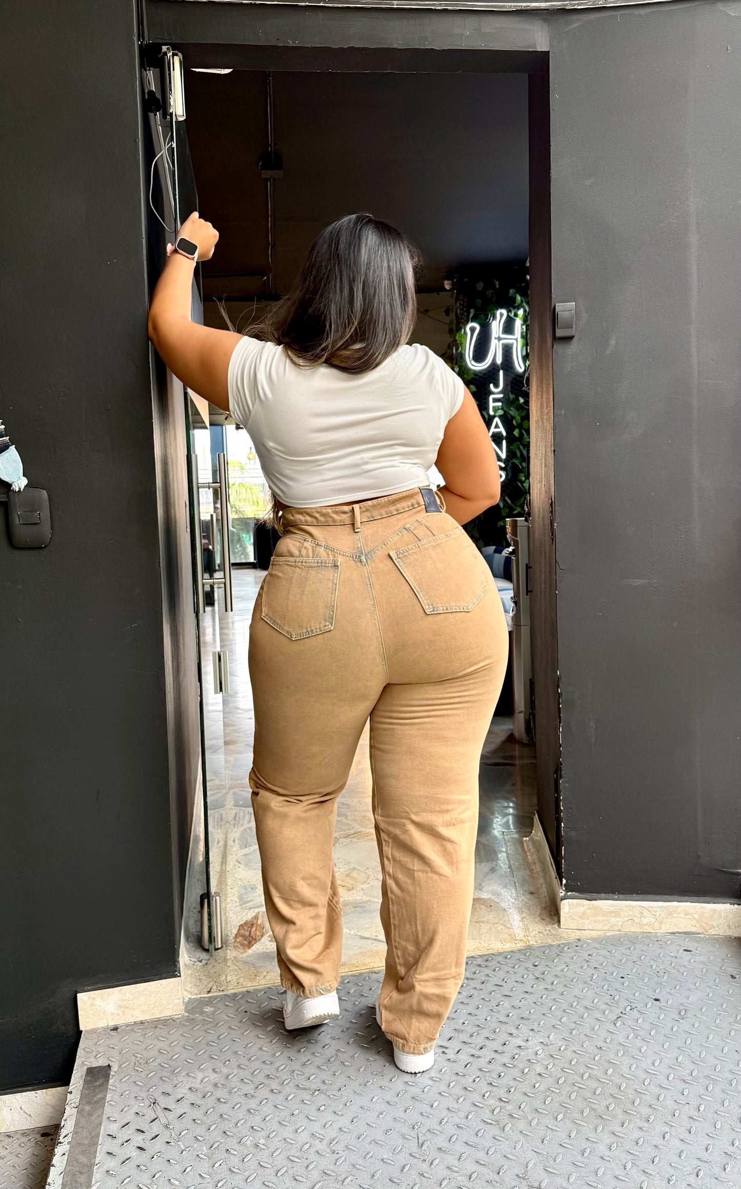 REF: 2518 (PREVENTA) MOM JEANS CURVY TIRO ALTO EN TELA DENIM RÍGIDO EN TONO MATIZADO CAFE