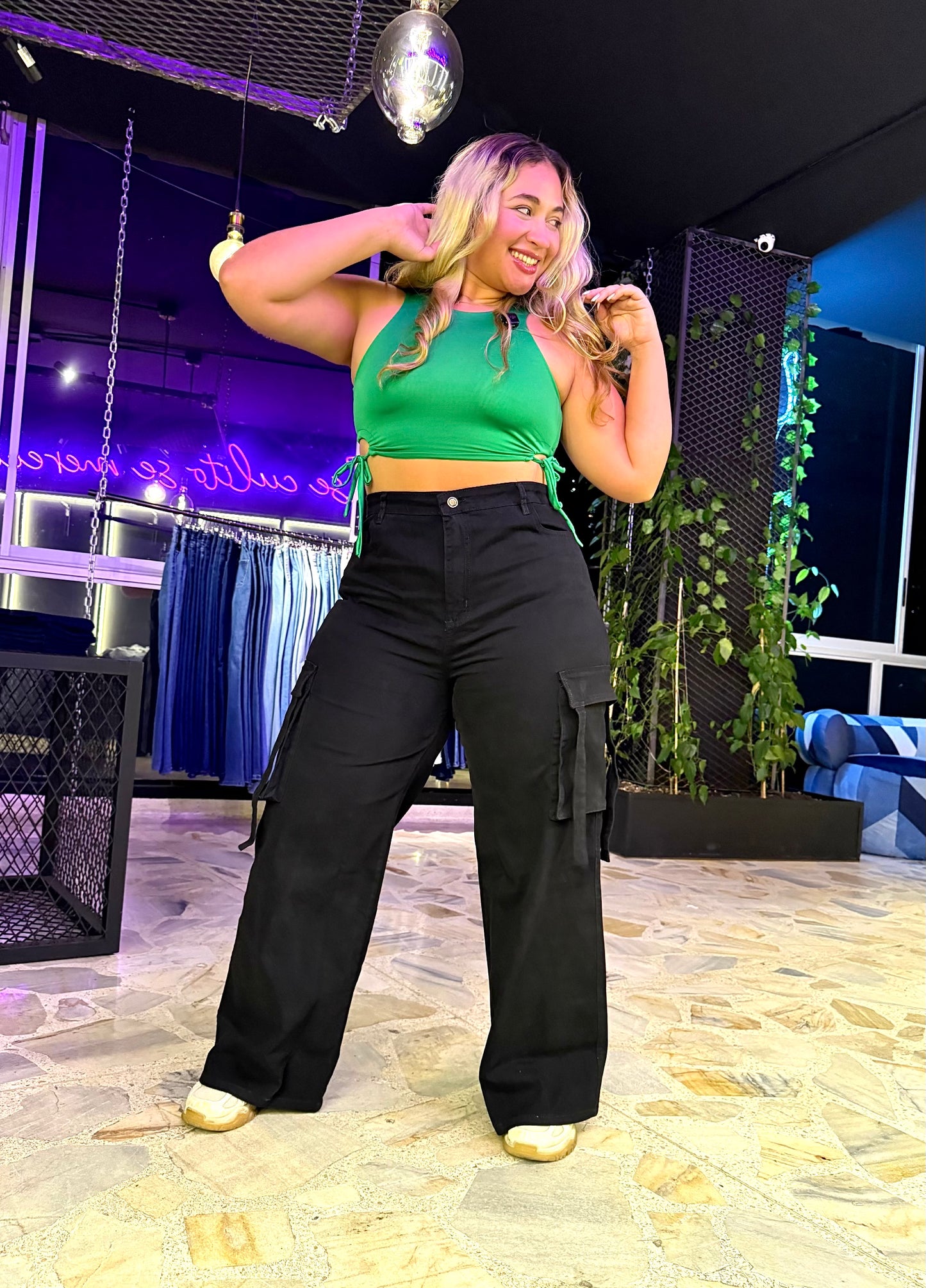 2502- CARGO CURVY NEGRO CON PINZAS LEVANTA COLA TIRO ALTO STRETCH