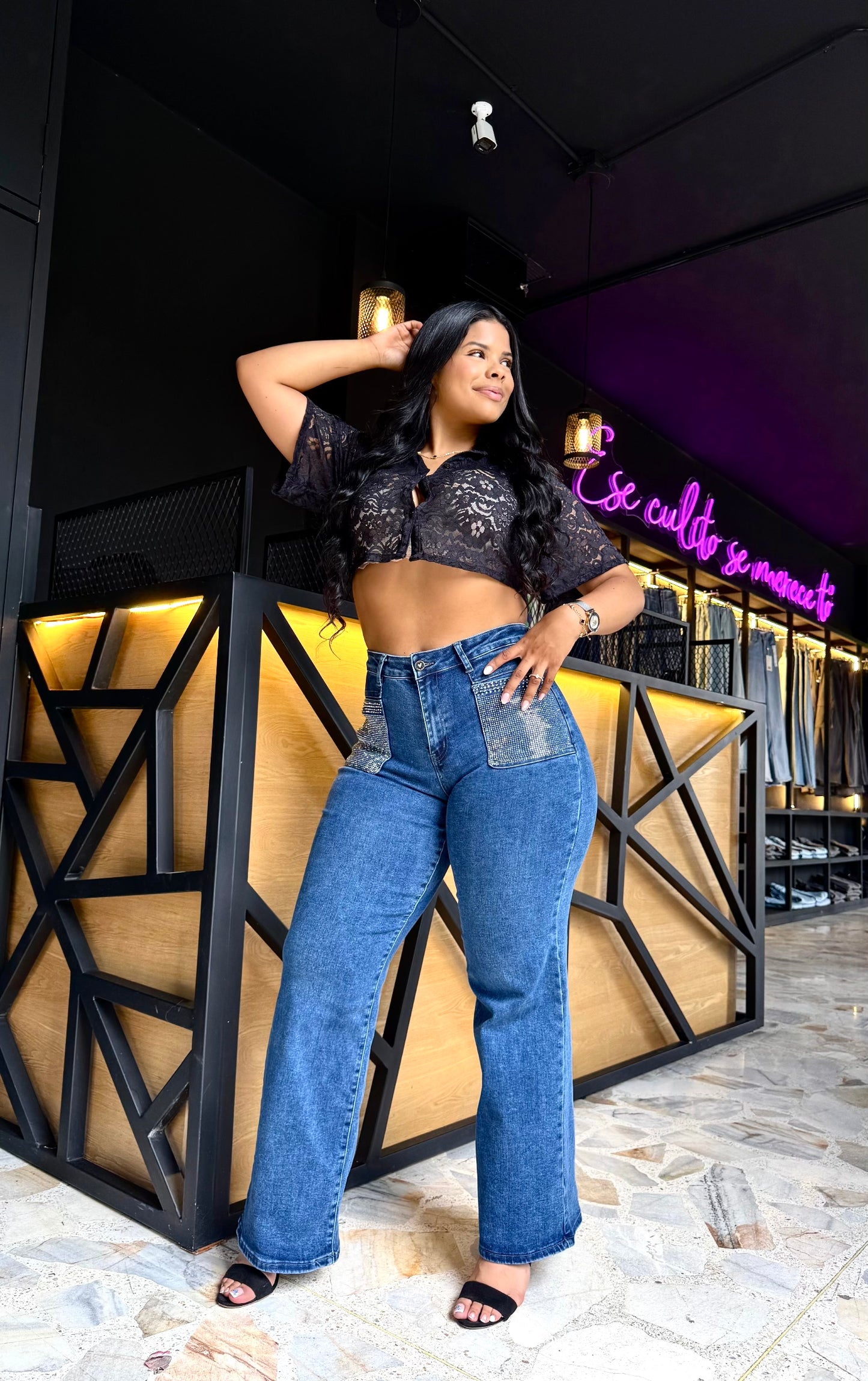 REF: 39282 BOTA RECTA CON PIEDRAS BRILLANTES, TIRO ALTO EN TELA DENIM FULL STRETCH