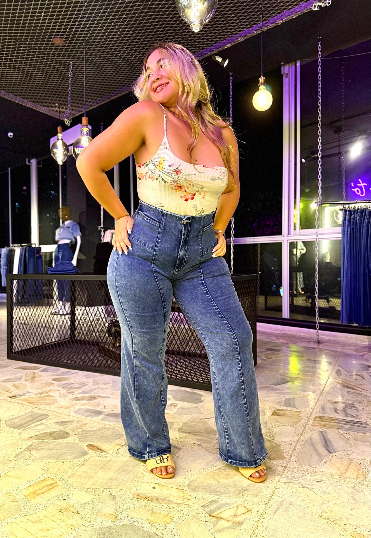 REF: 2503 BOTA RECTA CON FAJA REDUCTORA EN TELA DENIM FULL STRETCH INTERMEDIO CURVY