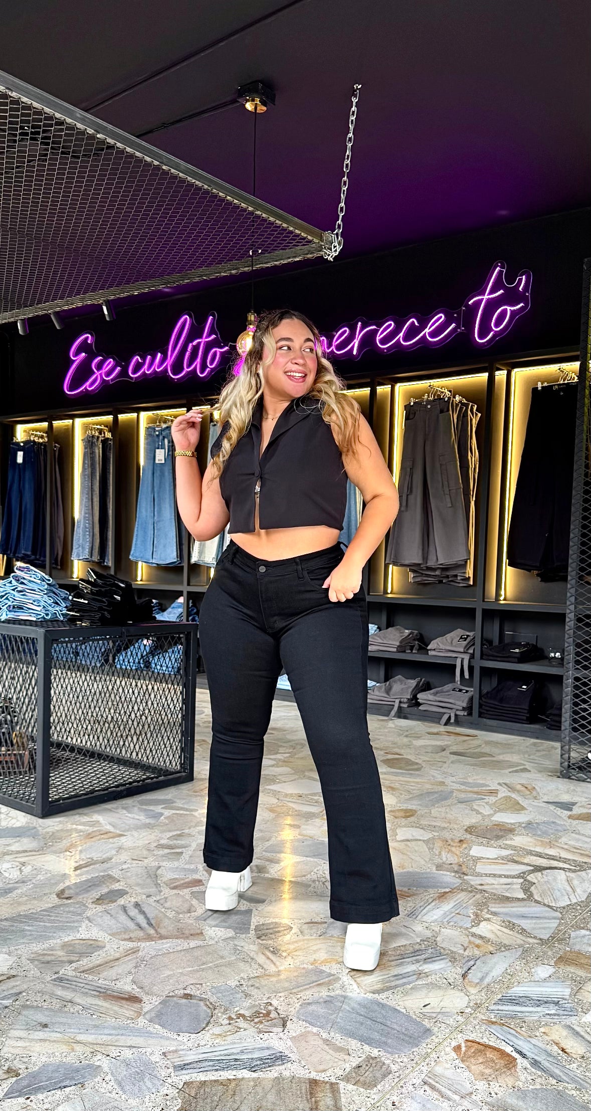 REF: 39432 FLARE NEGRO CURVY TIRO ALTO EN TELA DENIM STRETCH