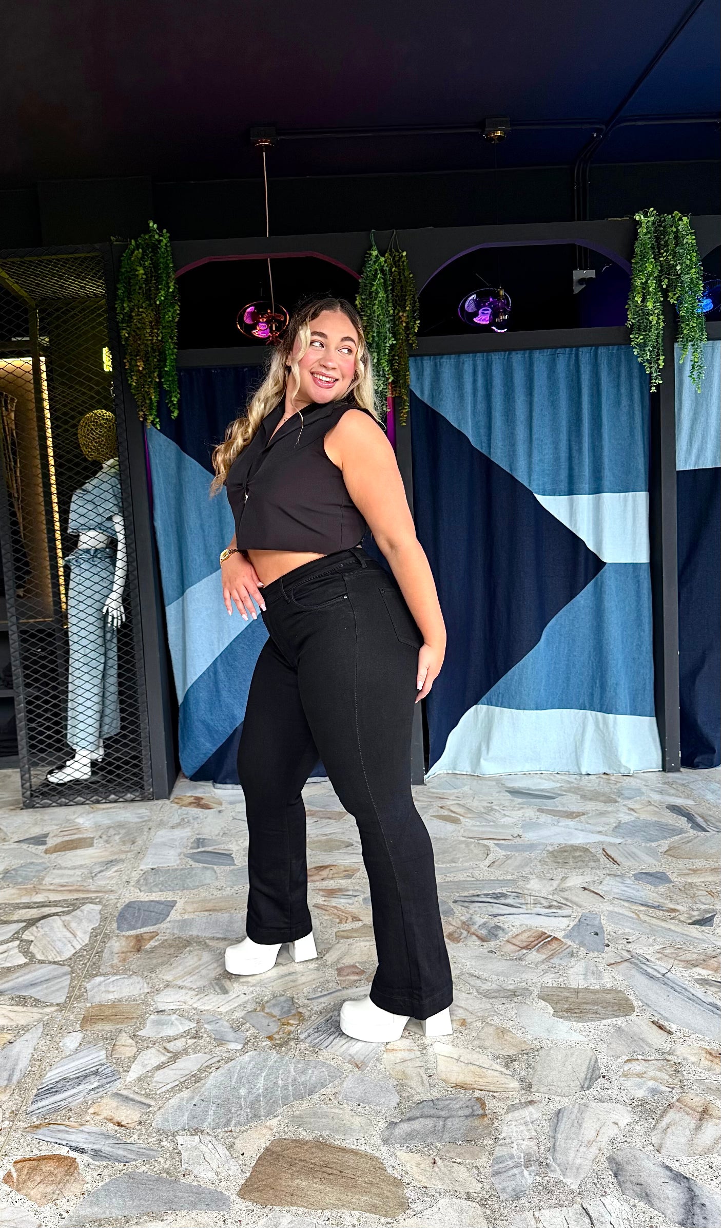 REF: 39432 FLARE NEGRO CURVY TIRO ALTO EN TELA DENIM STRETCH