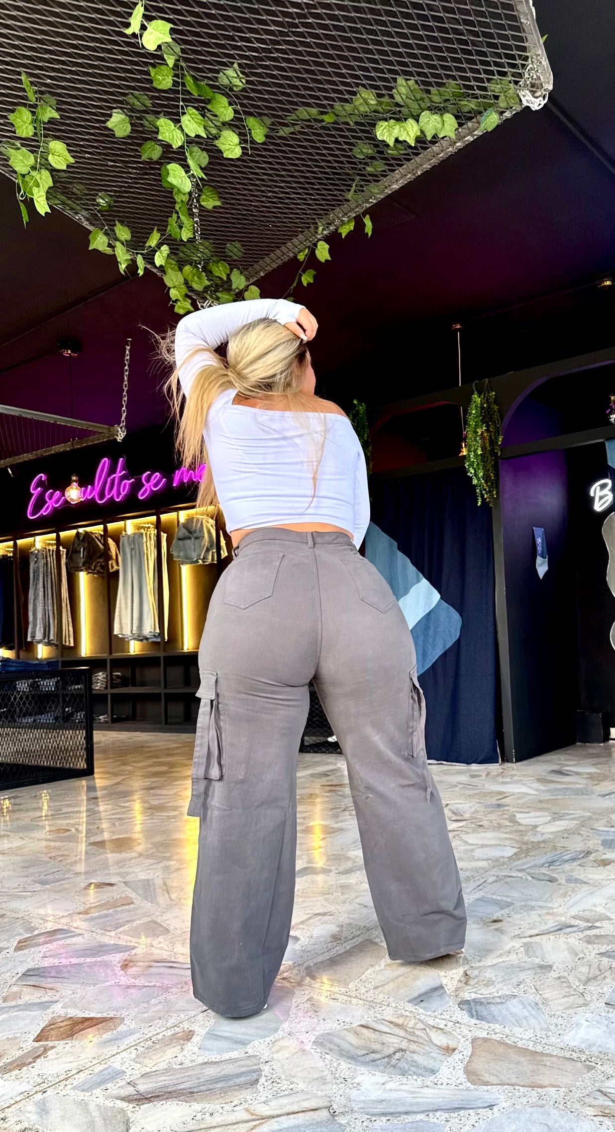 REF: 2502- CARGO CURVY GRIS CON PINZAS LEVANTA COLA TIRO ALTO STRETCH