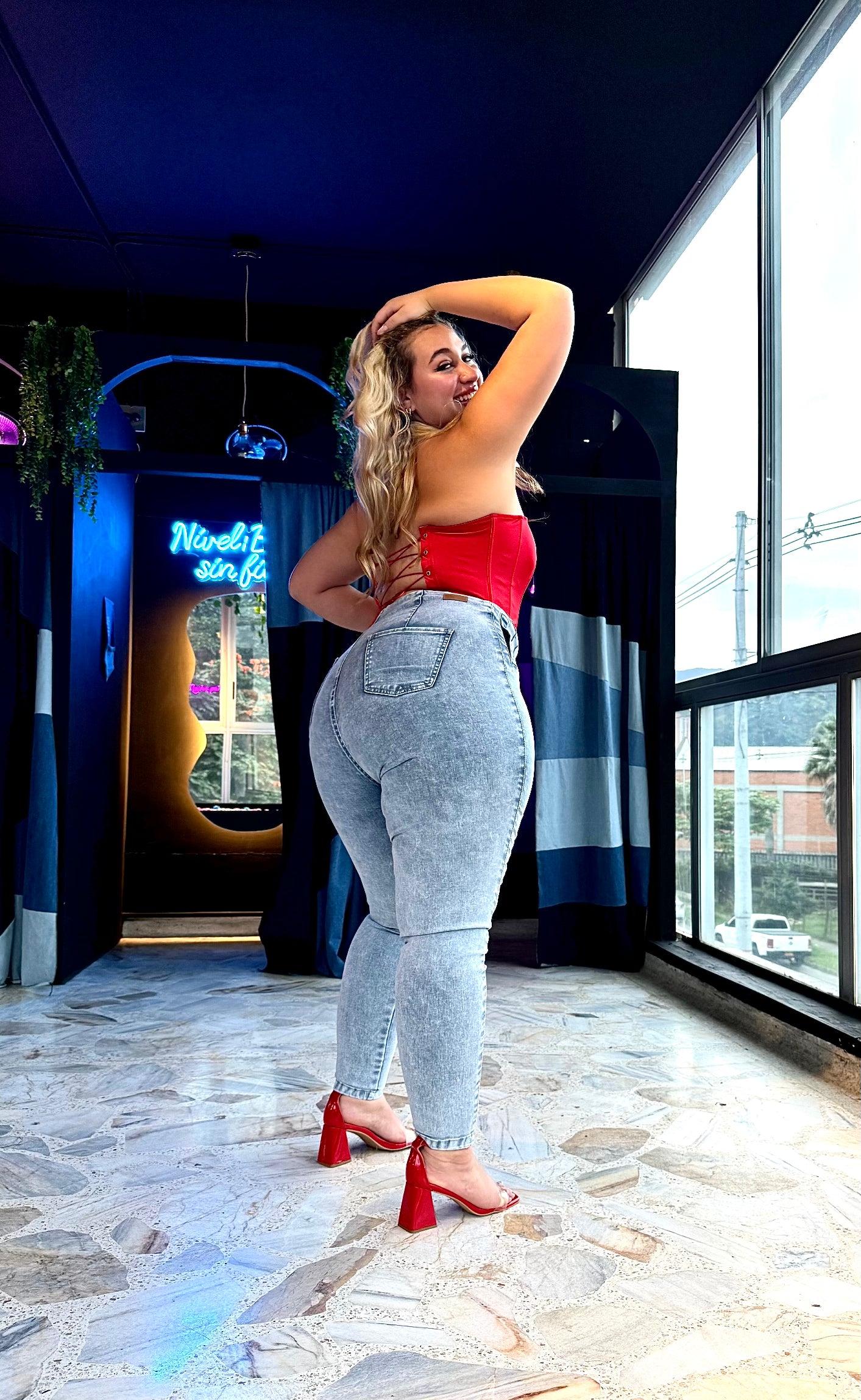 REF: 2500 EFECTO LIPO CON PINZAS LEVANTA COLA EN TELA DENIM FULL STRETCH AZUL CLARO