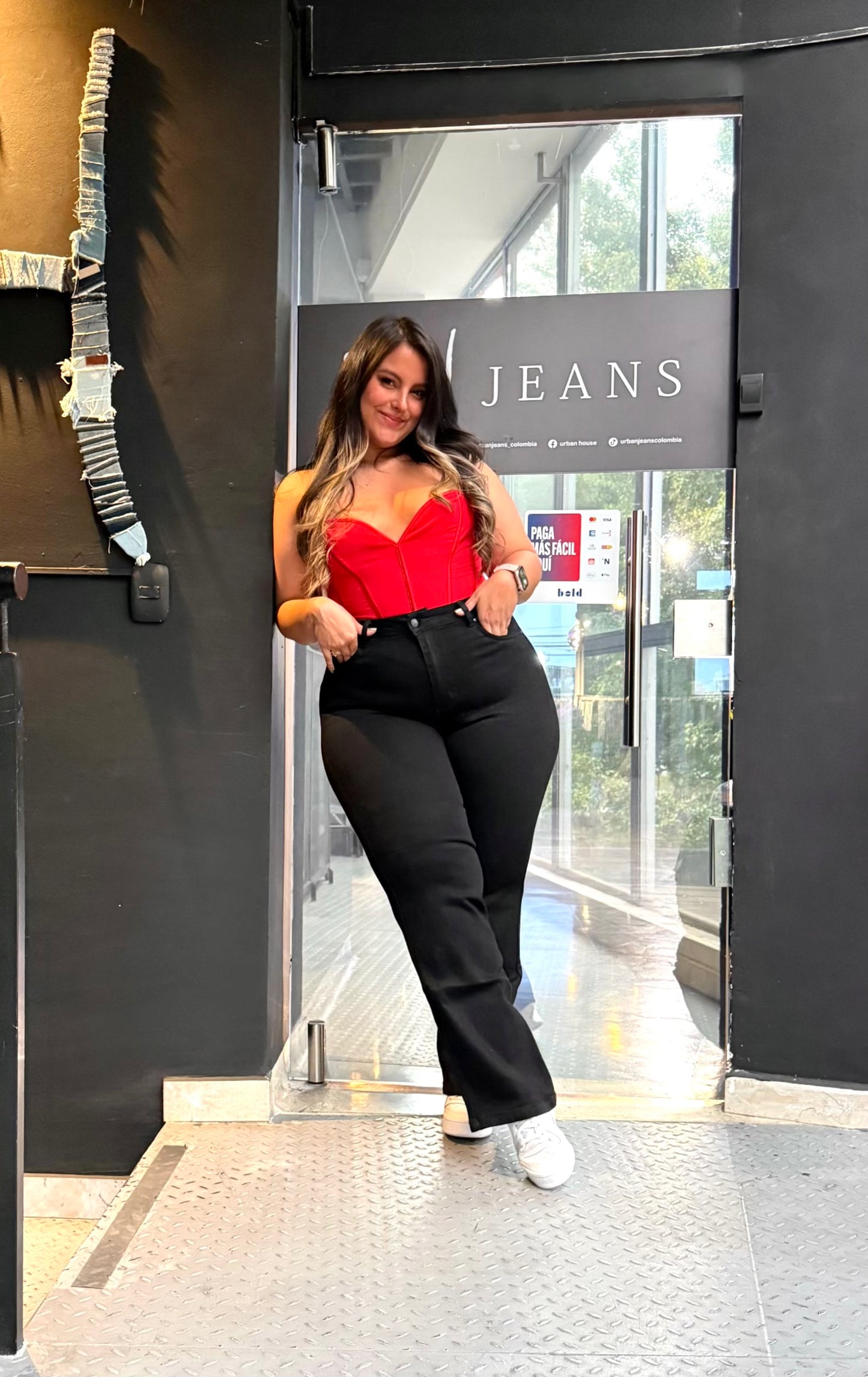 REF: 97956 JEAN RECTO CURVY TIRO ALTO, EN TELA DENIM FULL STRETCH COLOR NEGRO