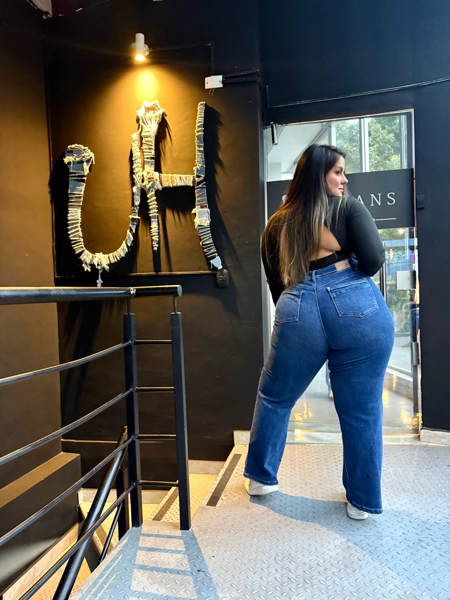 REF: 97625 BOTA RECTA CURVY, TIRO ALTO EN TELA DENIM STRETCH, LEVANTA COLA