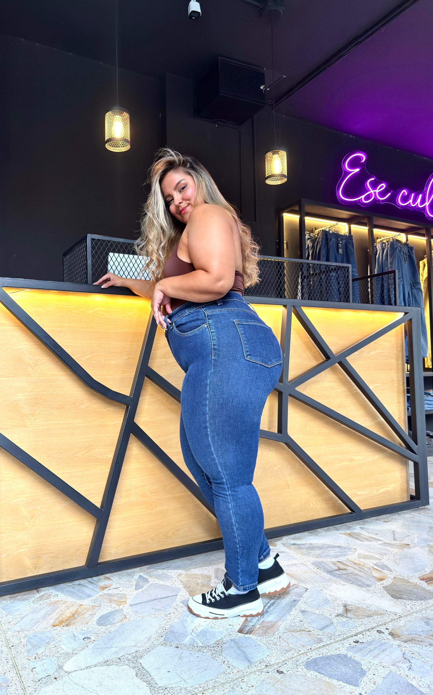 REF: 2230 SKINNY CURVY CLÁSICO, TIRO ALTO EN TELA DENIM FULL STRETCH, OSCURO